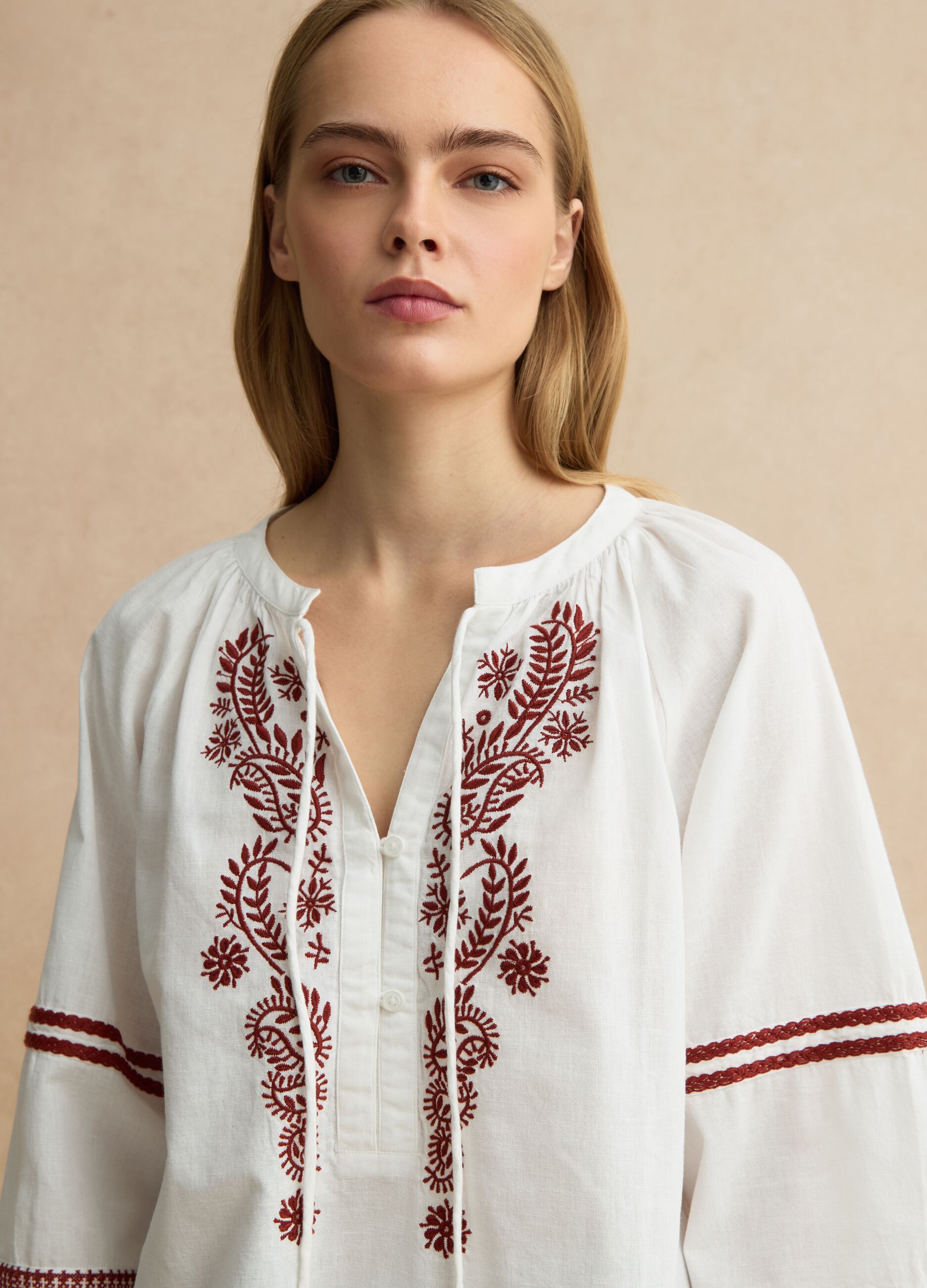 Camicia in misto cotone e lino bianca regular fit con ricami floreali