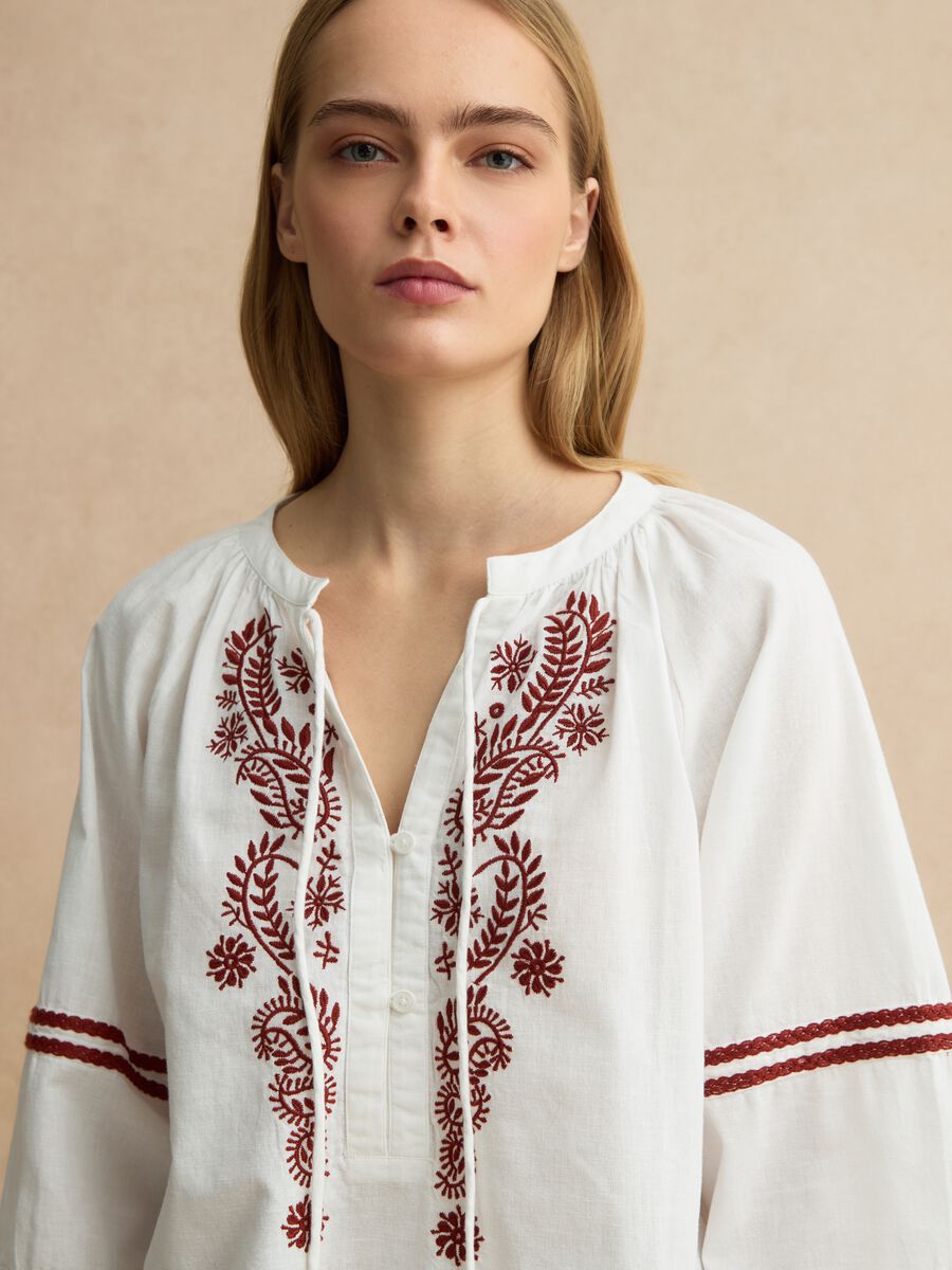 Camicia in misto cotone e lino bianca regular fit con ricami floreali_0