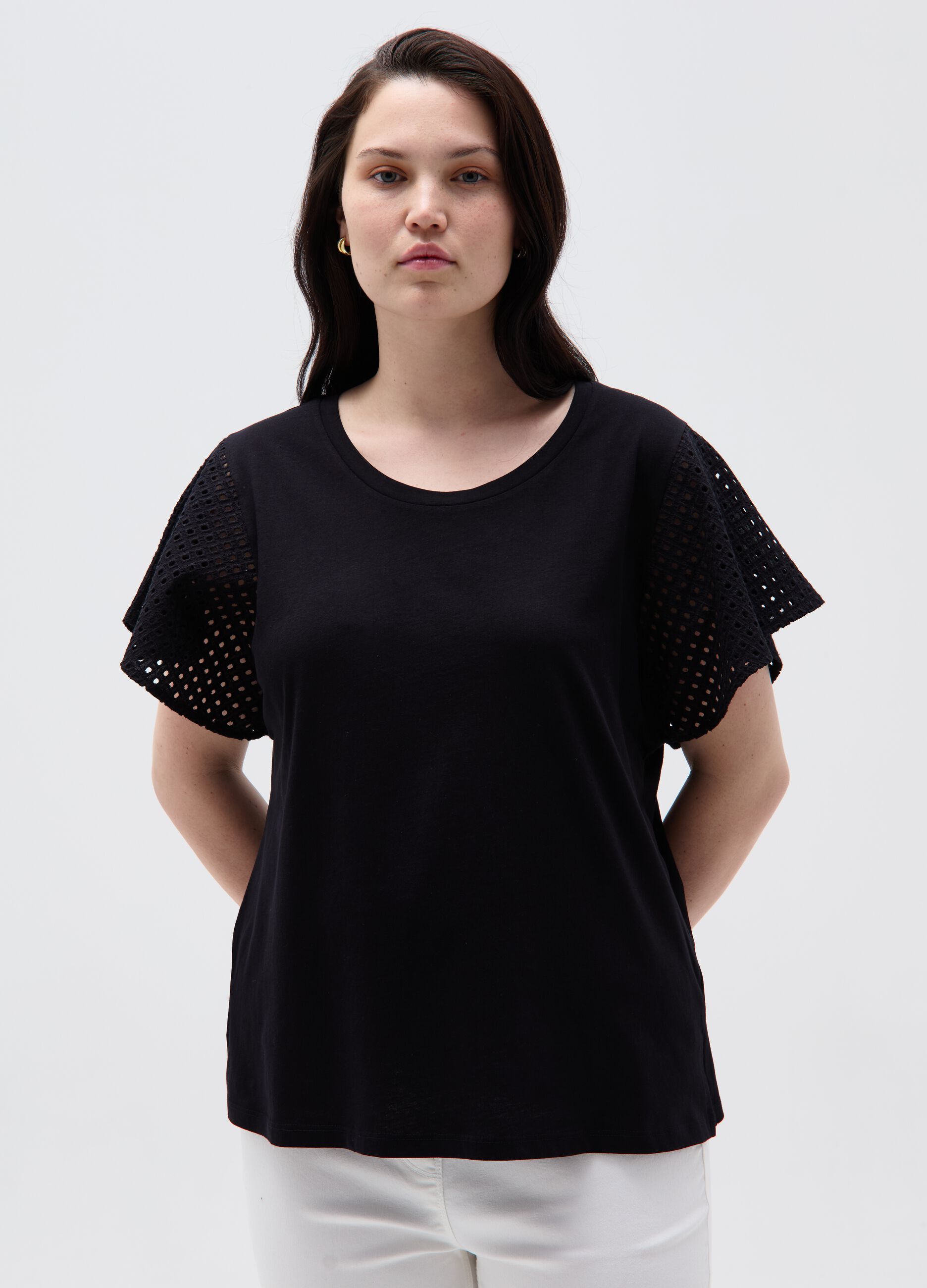 Curvy T-shirt and butterfly sleeves in broderie anglaise