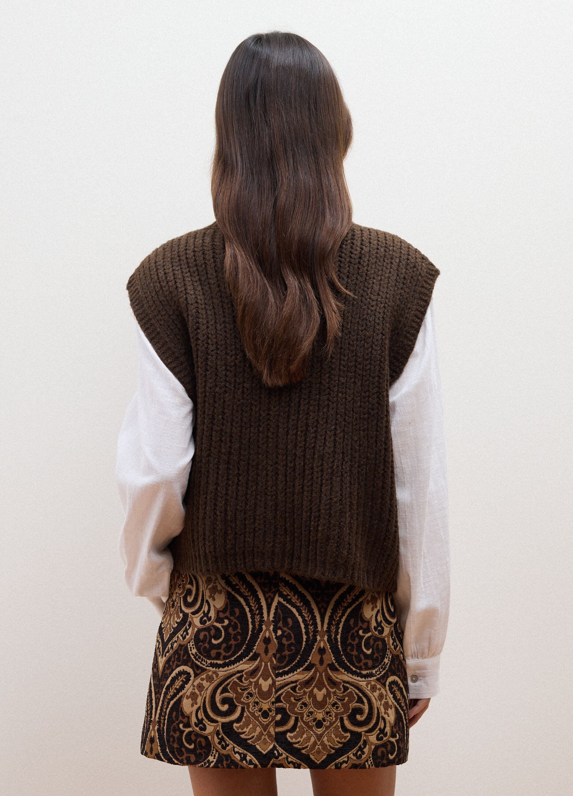 Gilet marrone in misto lana con bottoni
