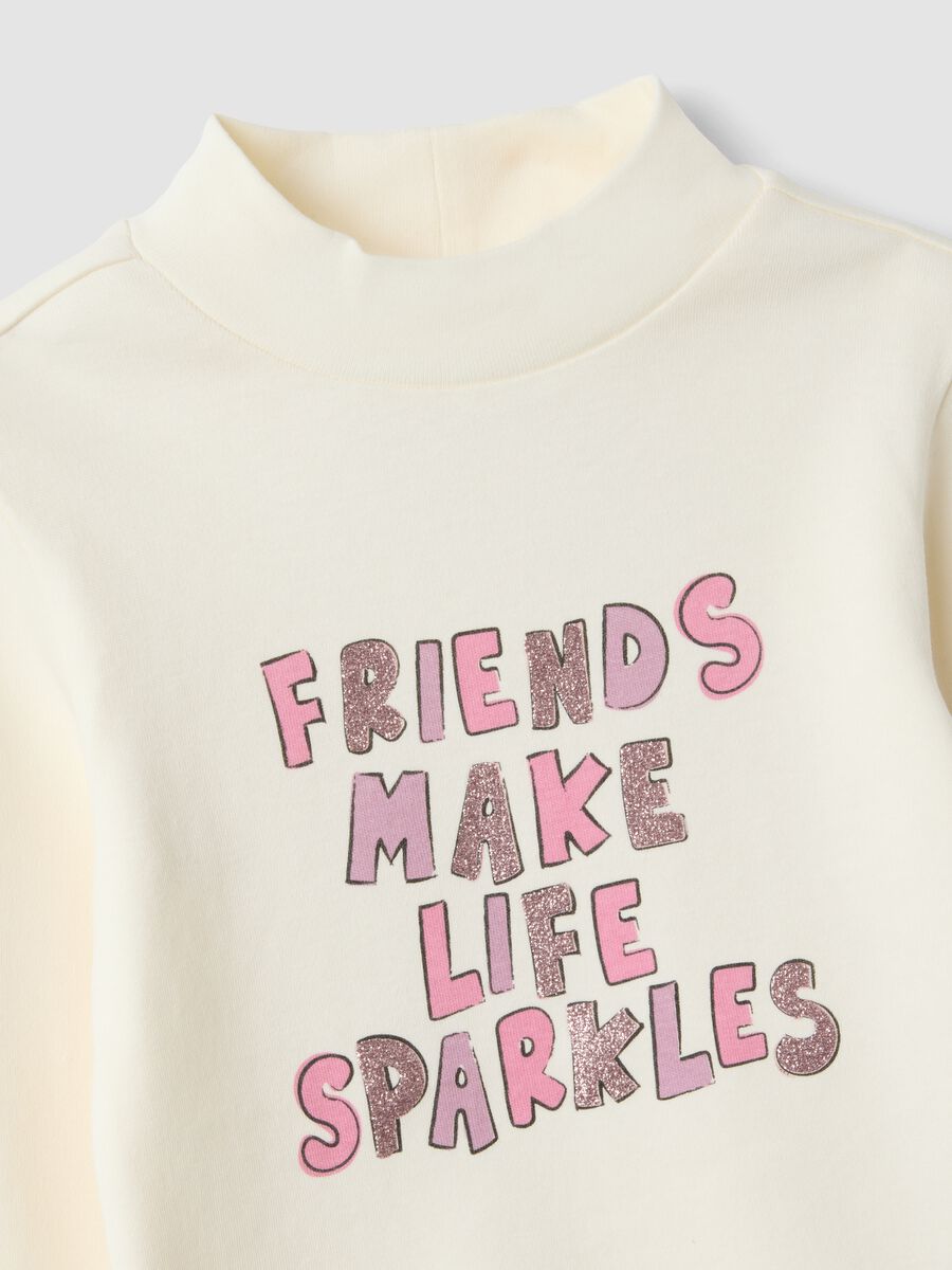 T-shirt bianca in puro cotone organico con collo rialzato e stampa animaletti_2