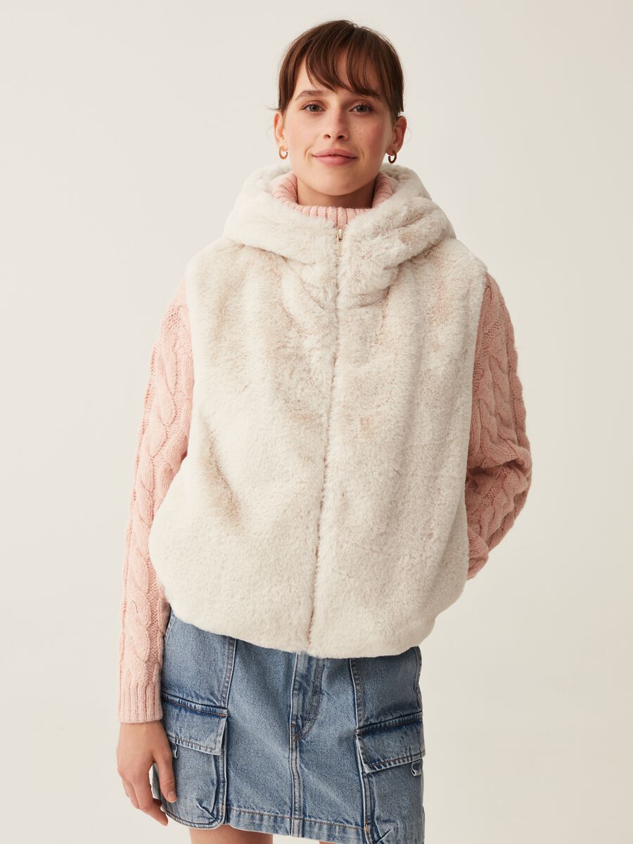Gilet in eco pelliccia con cappuccio_1