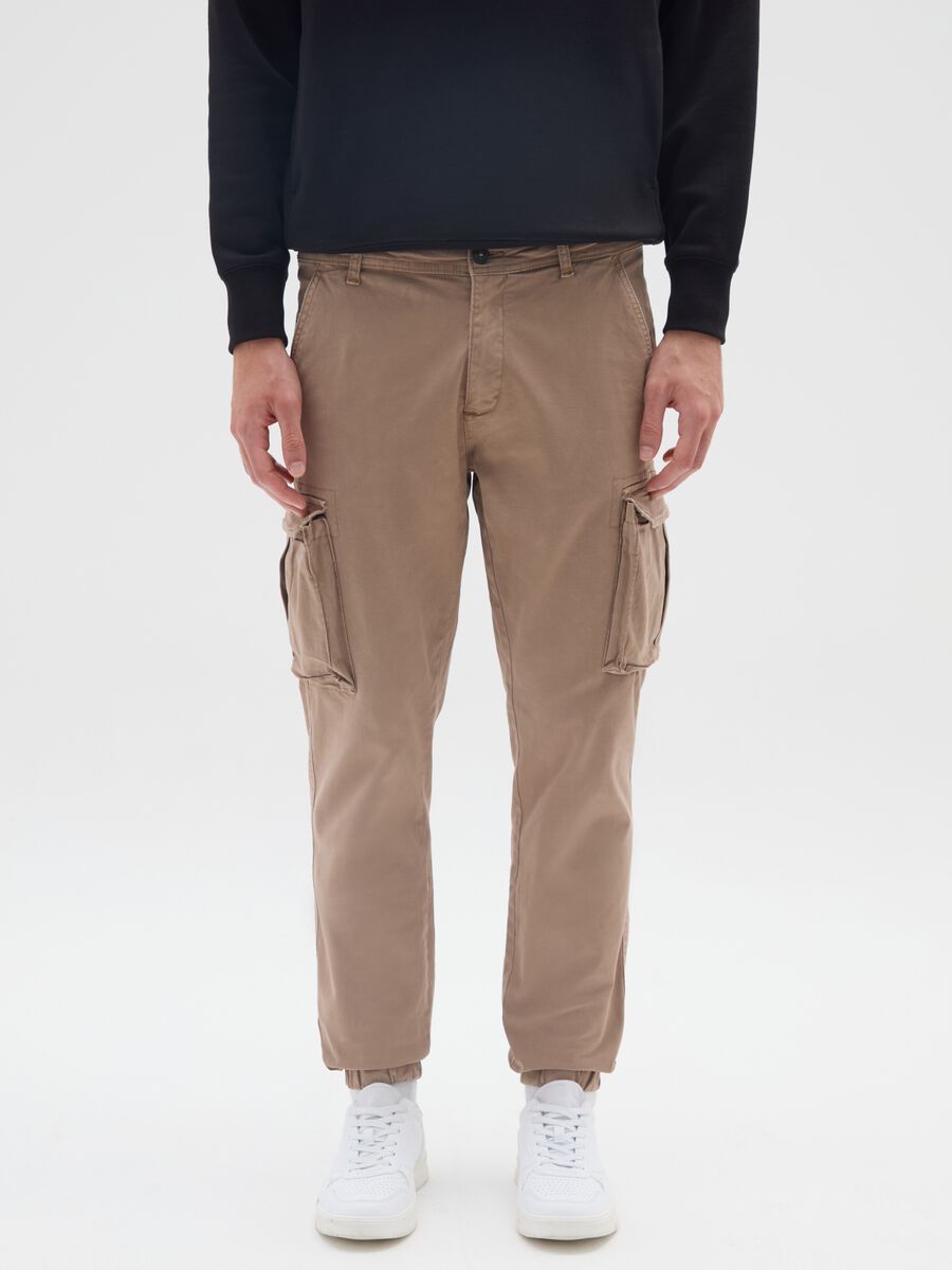 Pantaloni cargo in misto cotone elasticizzato beige slim fit_1