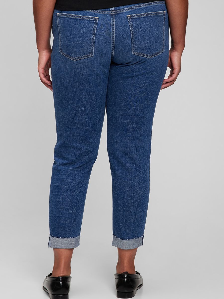 Jeans girlfriend con abrasioni e orlo a vivo_3