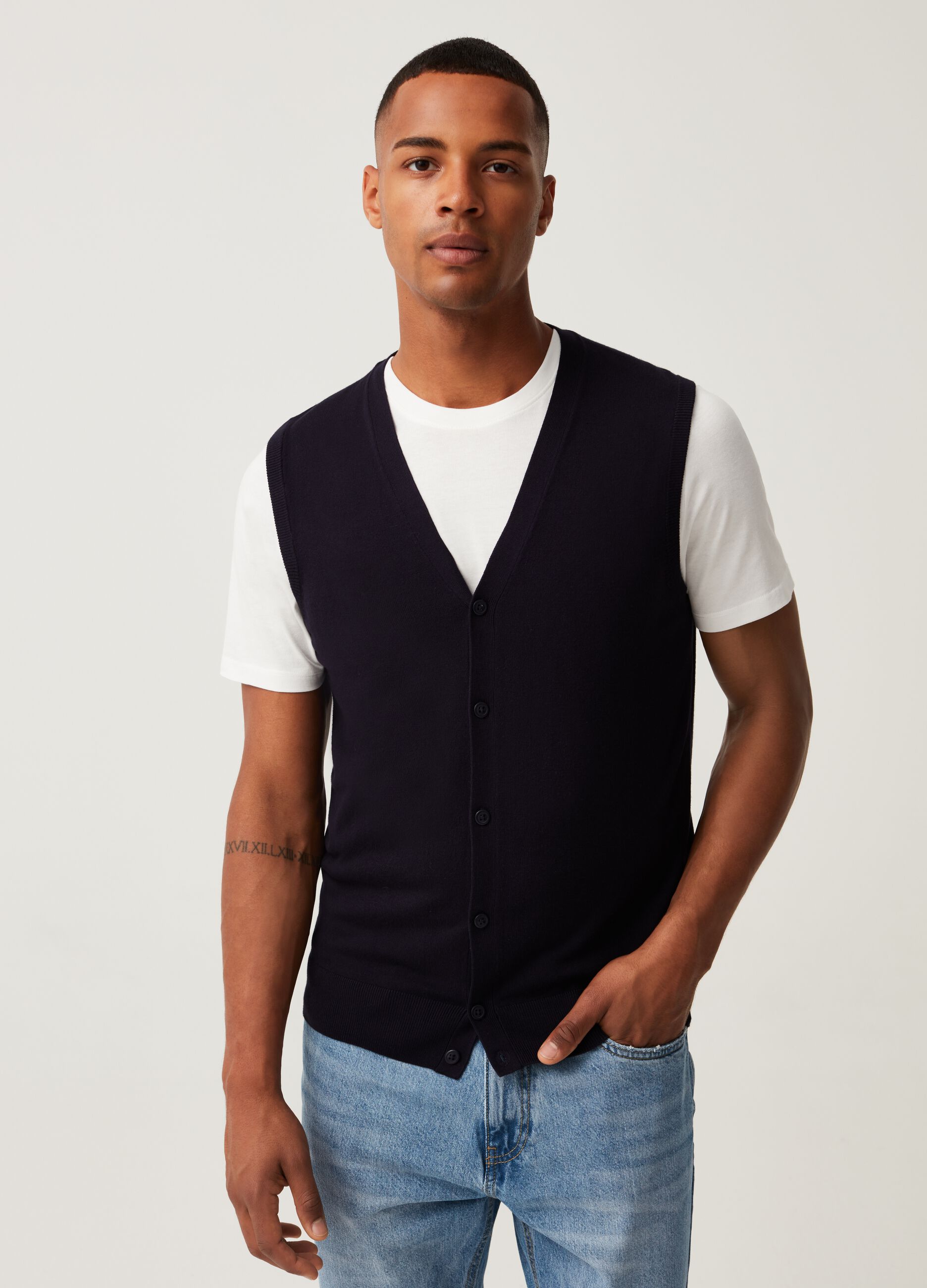 Gilet con scollo a V e bottoni_0