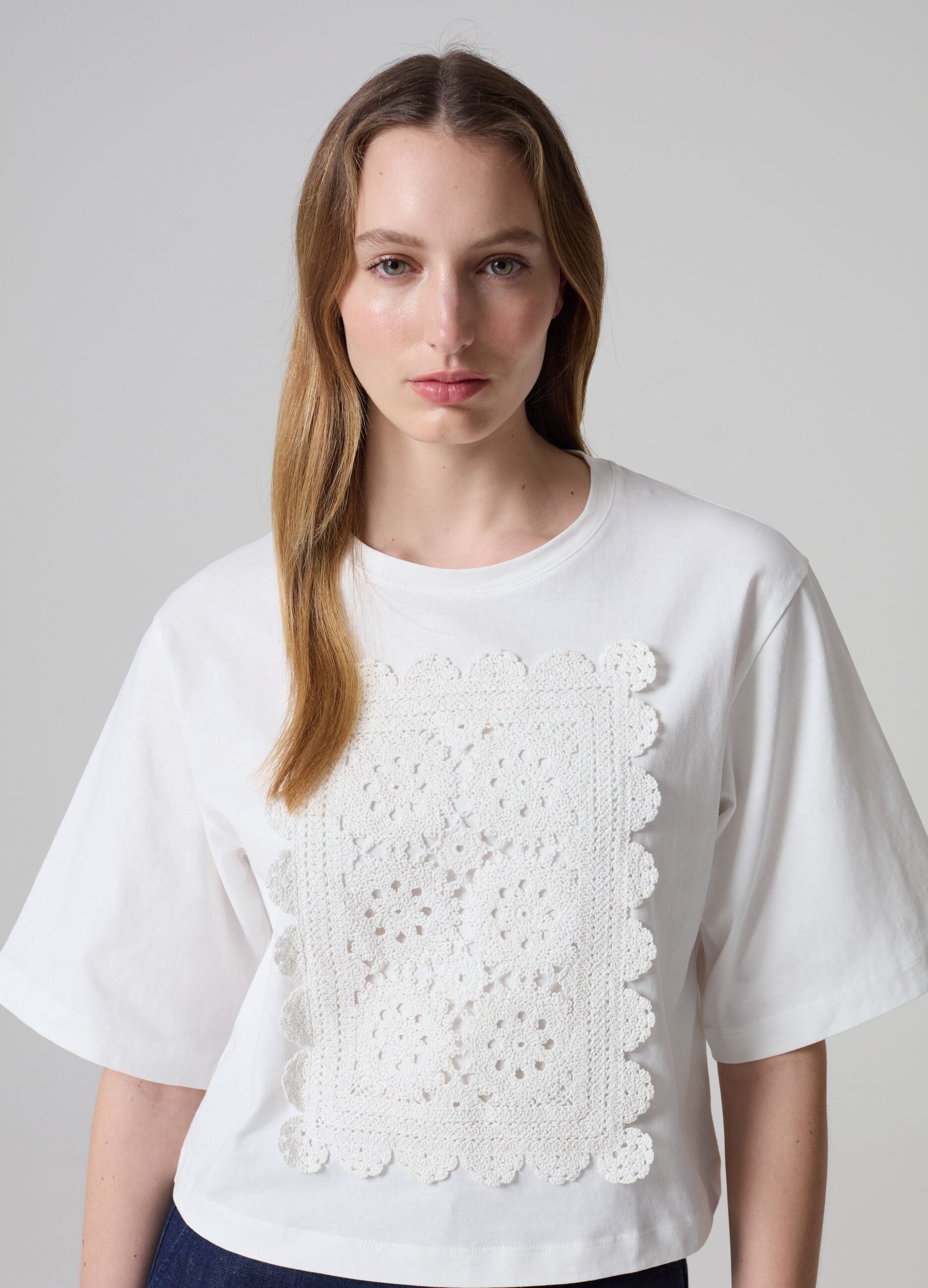 T-shirt con applicazione crochet