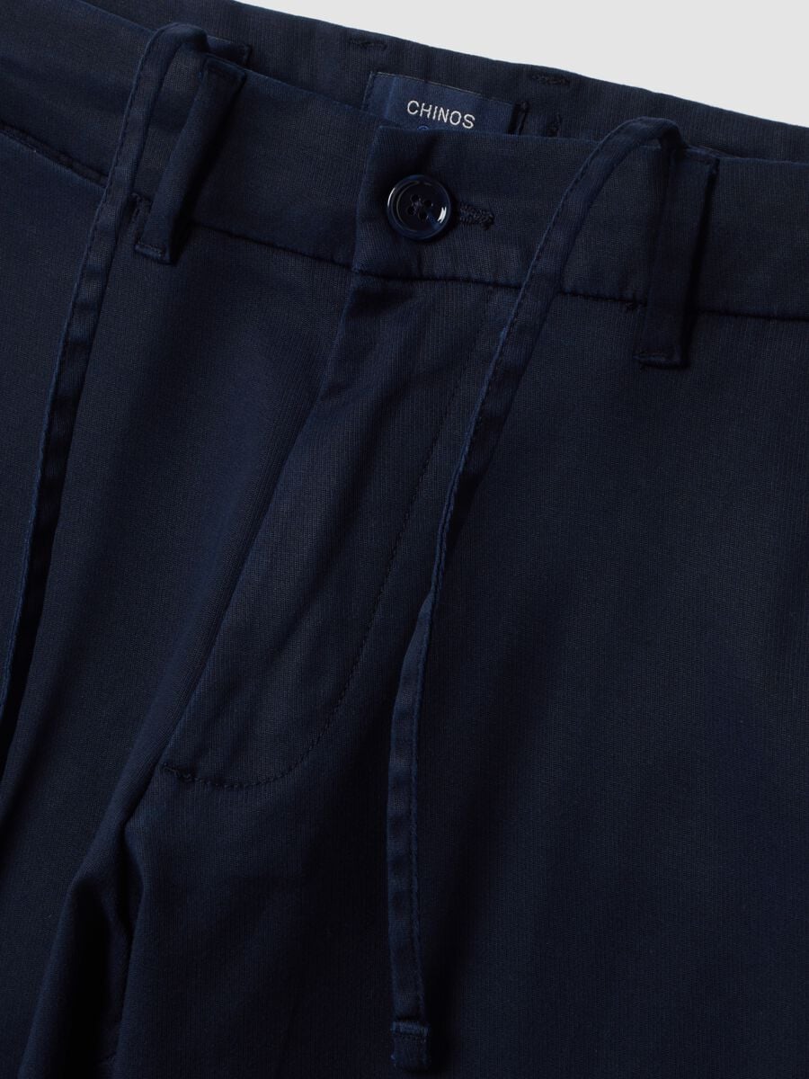 Pantaloni chino blu in lyocell e cotone elasticizzato slim fit_5