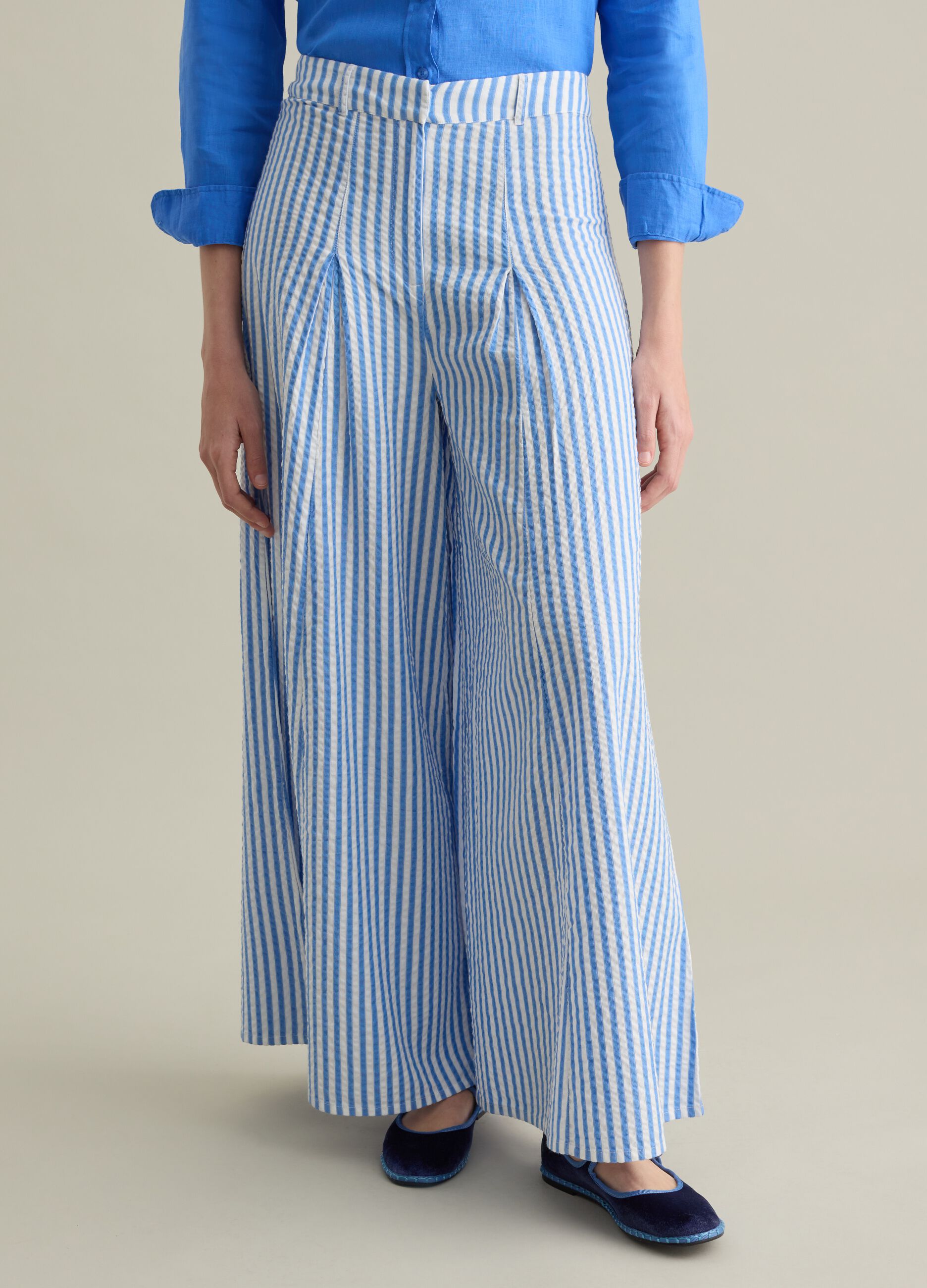 Pantalone flare fit in seersucker a righe blu