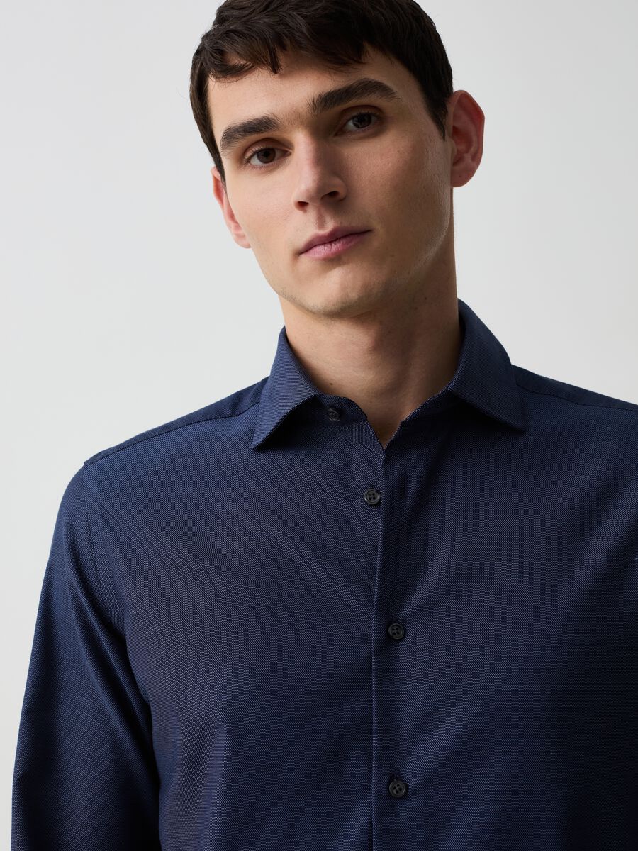 Slim-fit no-iron shirt with micro weave_1
