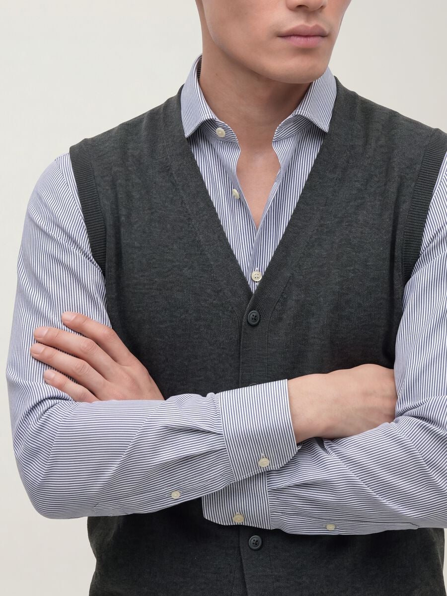 Grey viscose-blend waistcoat with deep V-neck, regular fit_1