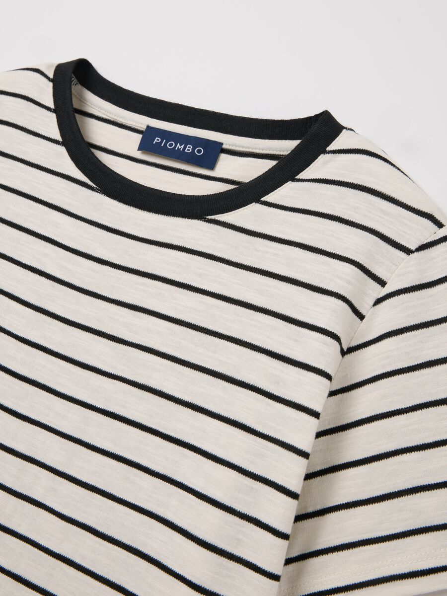 T-shirt with round neck and striped pattern_5