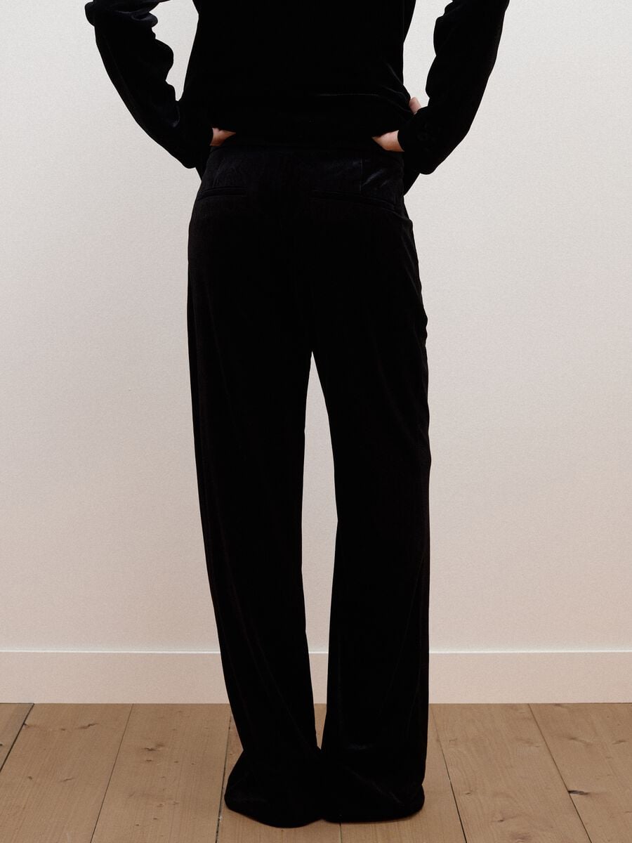 Pantaloni neri flare in tessuto elasticizzato_2