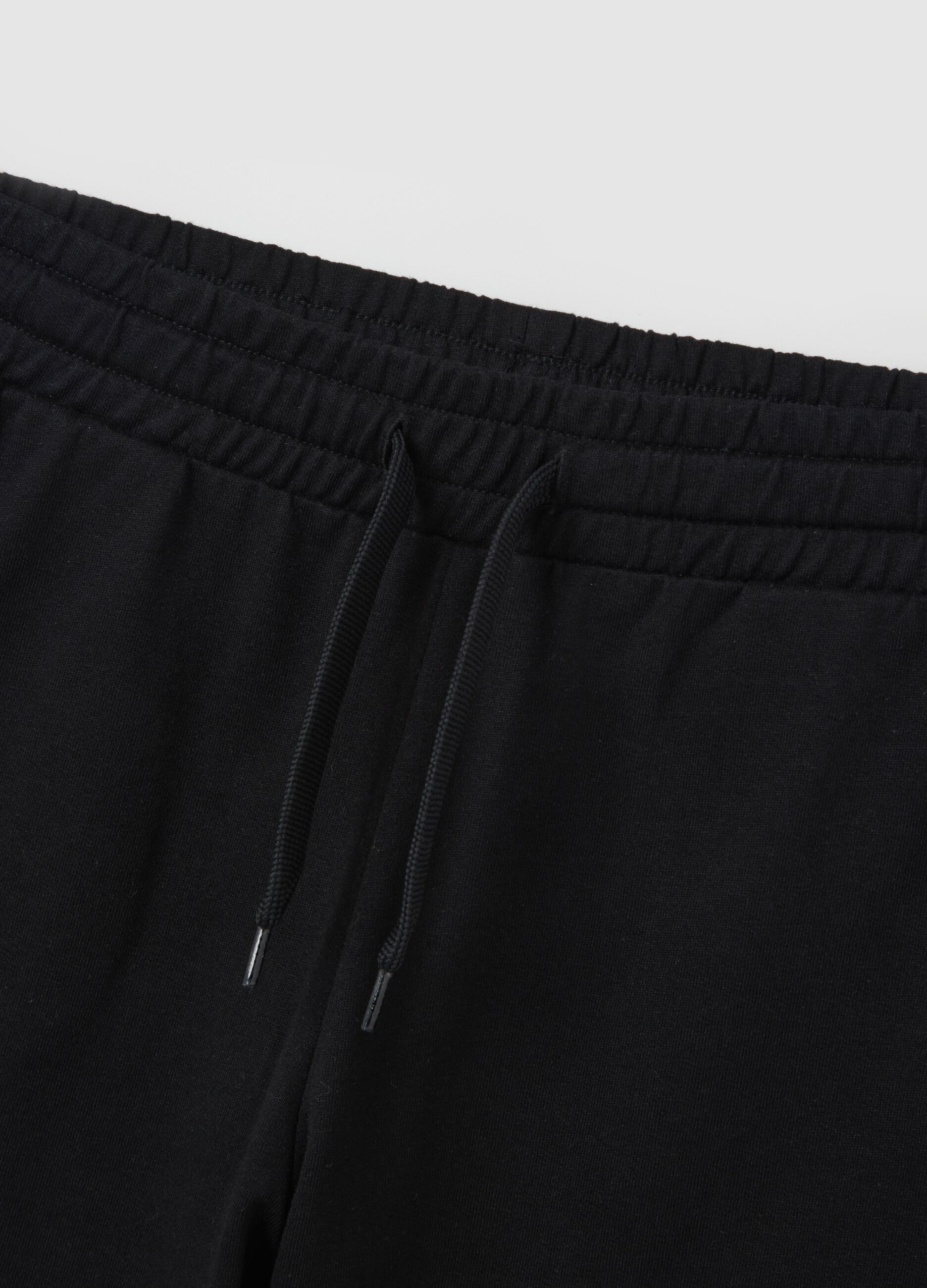 Boys’ regular-fit black jogging set in 100% cotton