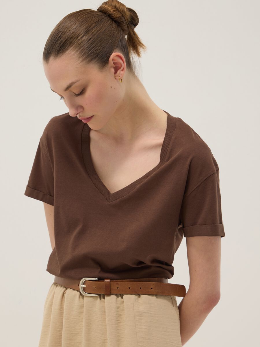 T-shirt in puro cotone marrone relaxed fit con collo a V_0