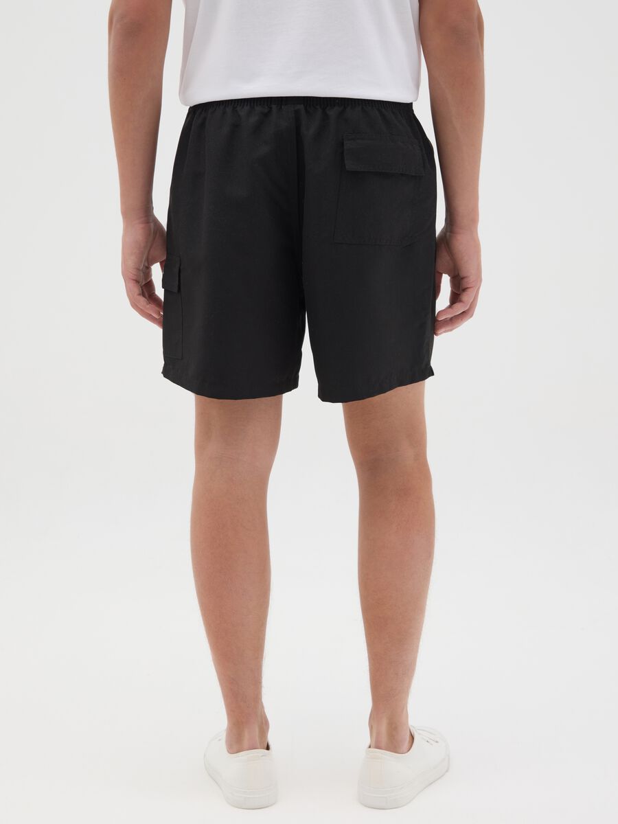 Black swimming trunks with logo print_3