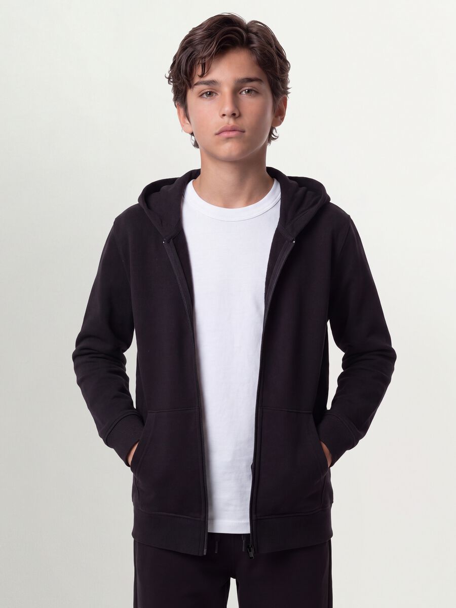 Felpa nera con cappuccio in puro cotone organico regular fit per ragazzo_1
