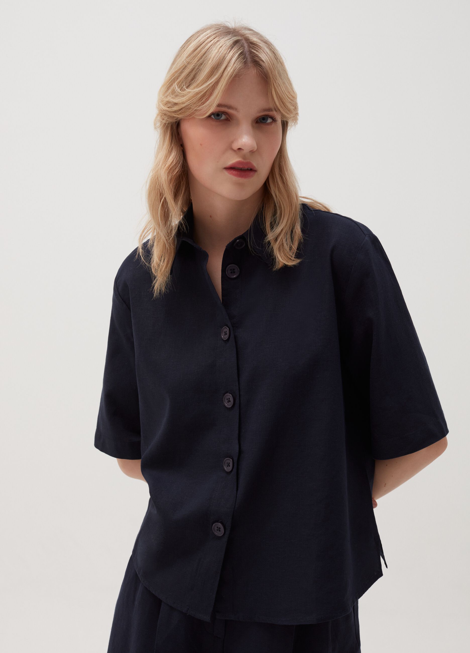 Shirt with elbow-length sleeves