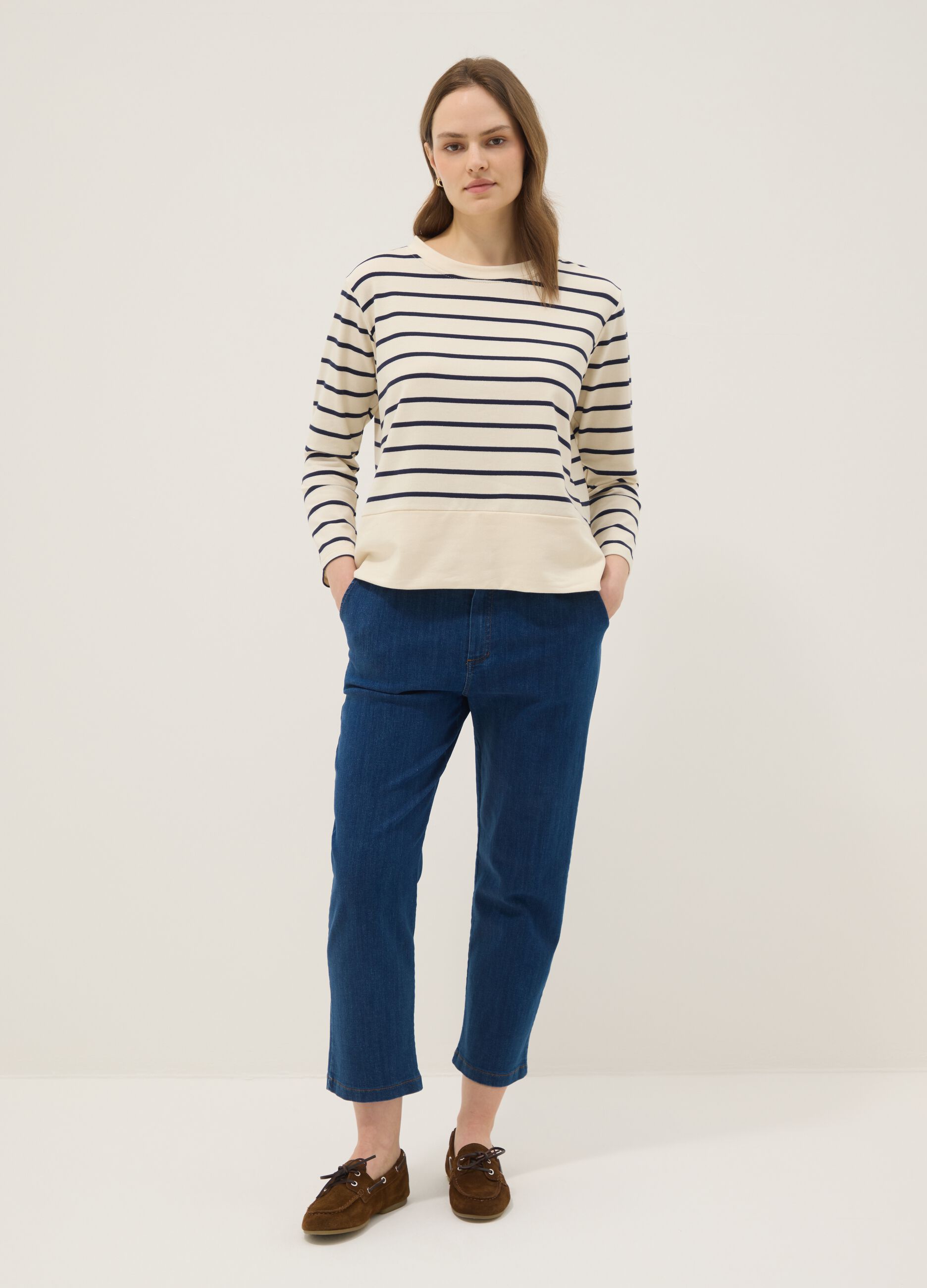 White cotton-stretch top with blue stripes, regular fit