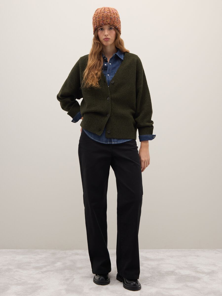 Cardigan verde scuro vestibilità over con scollo a V e bottoni_1
