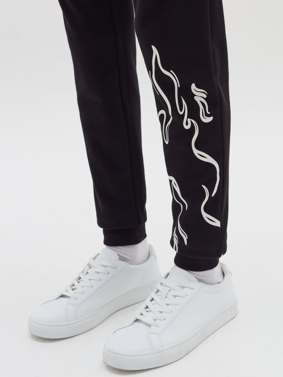 Joggers con coulisse stampa fiamme e lettering_2