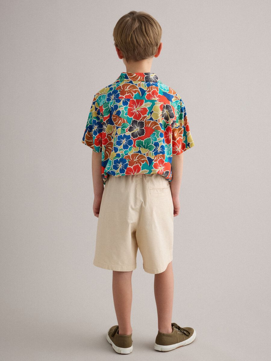 Beige stretch cotton cargo shorts for boys, baggy fit_1