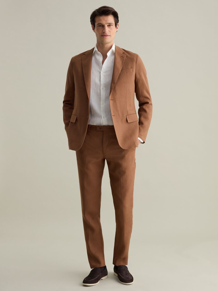 Contemporary slim-fit trousers in linen_0