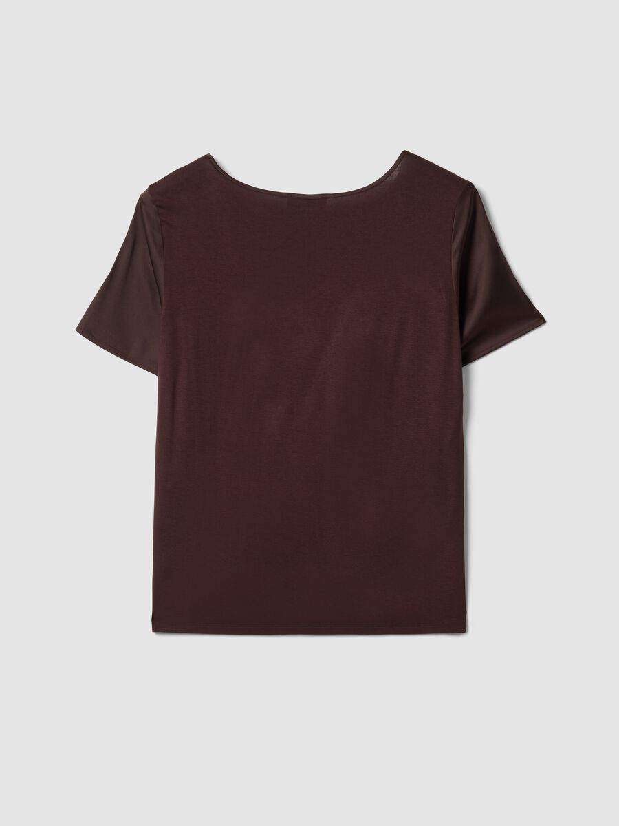 Blusa satinata marrone in tessuto elasticizzato con scollo a V regular fit_6