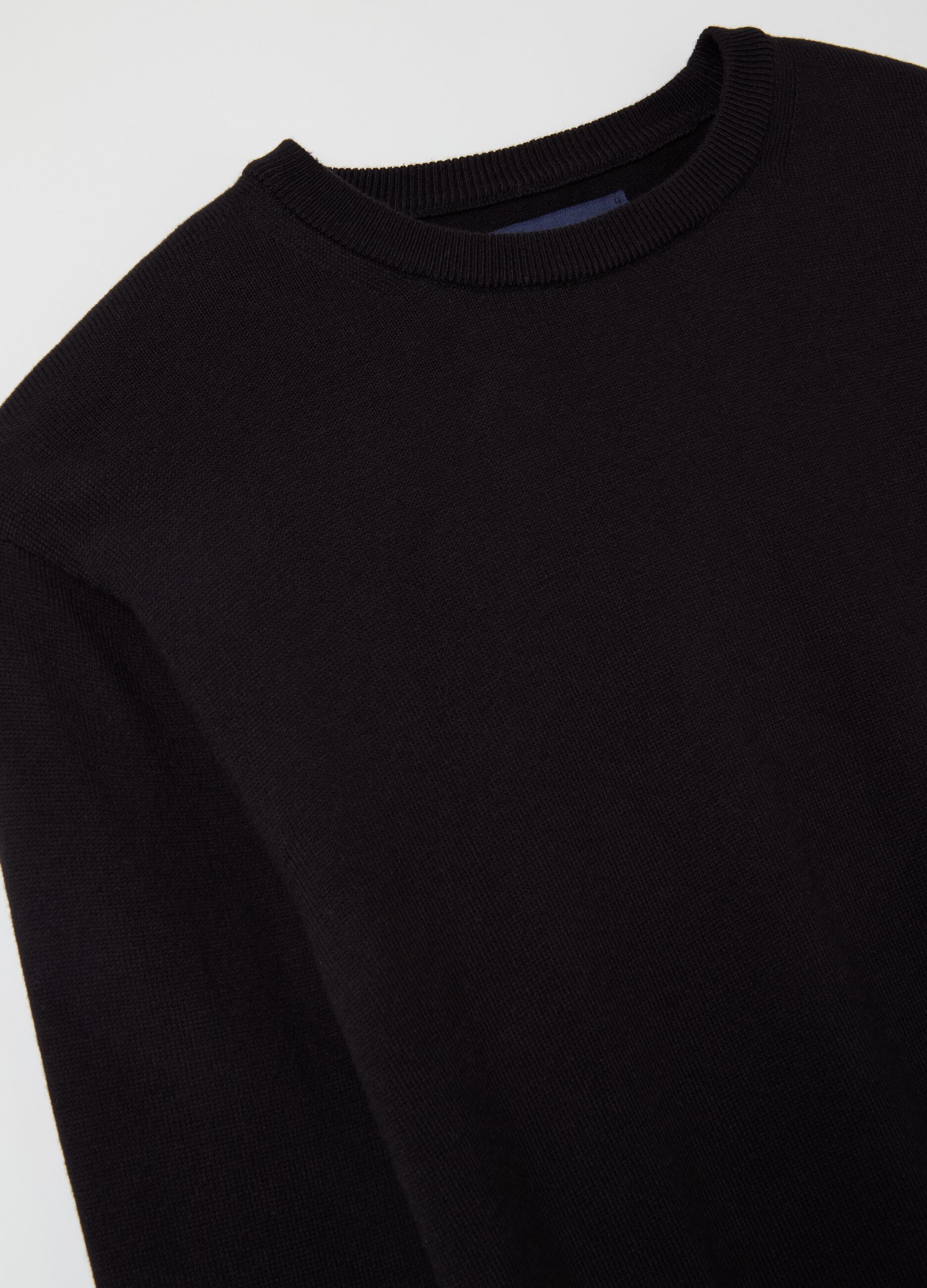 Solid colour pullover with round neck