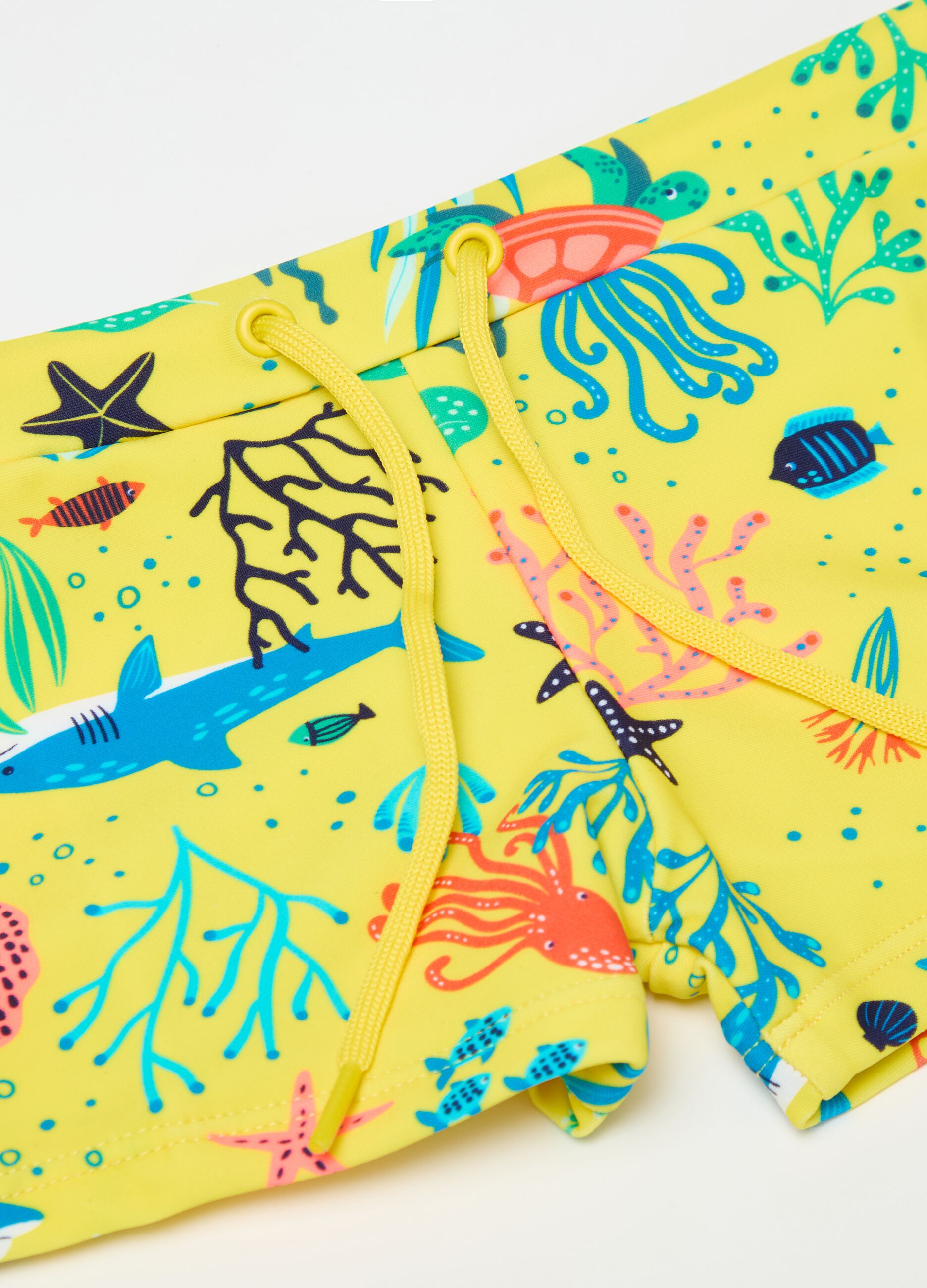 Swimming trunks with print and drawstring