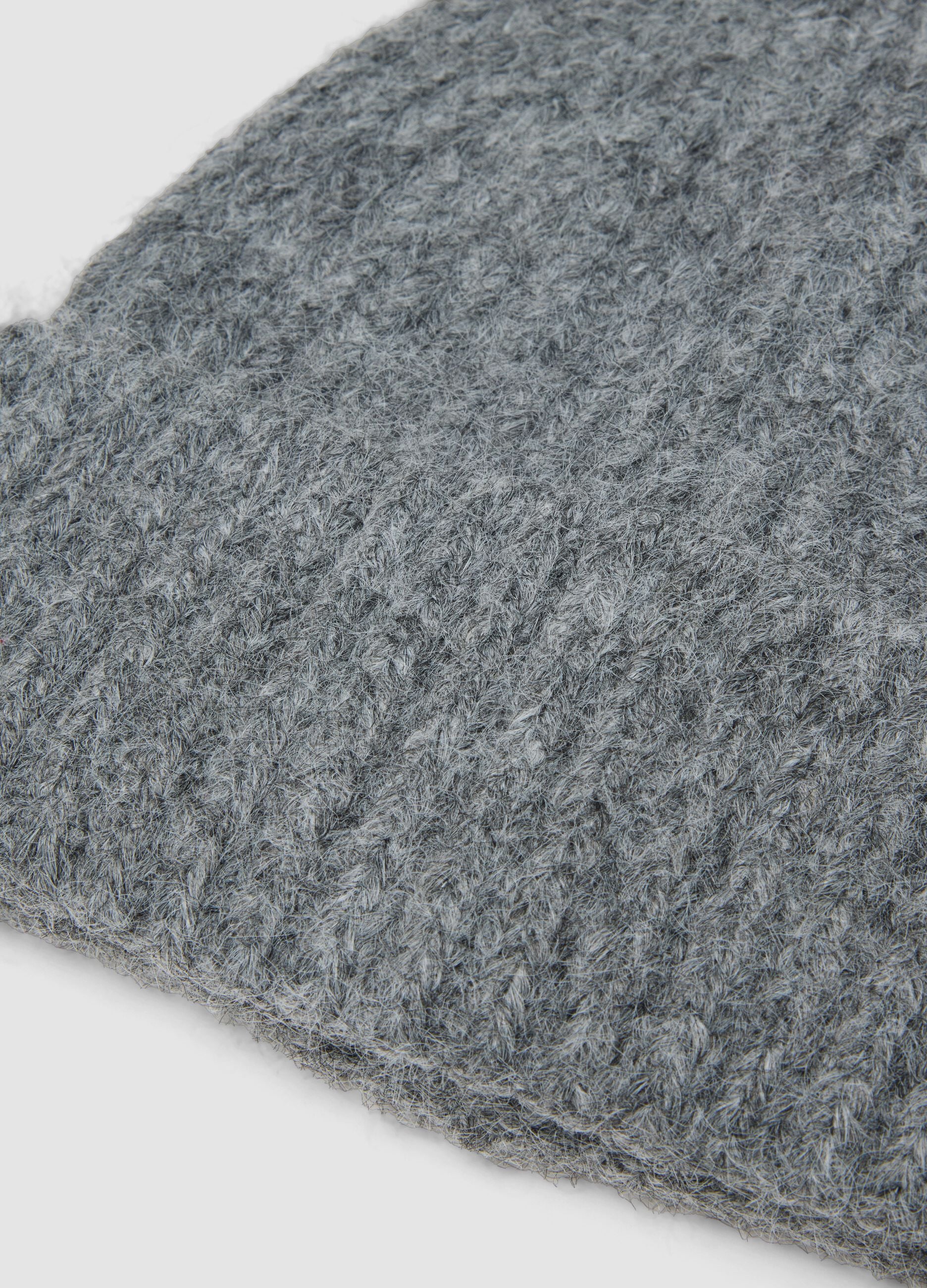 Cappello grigio in lana elasticizzata a coste