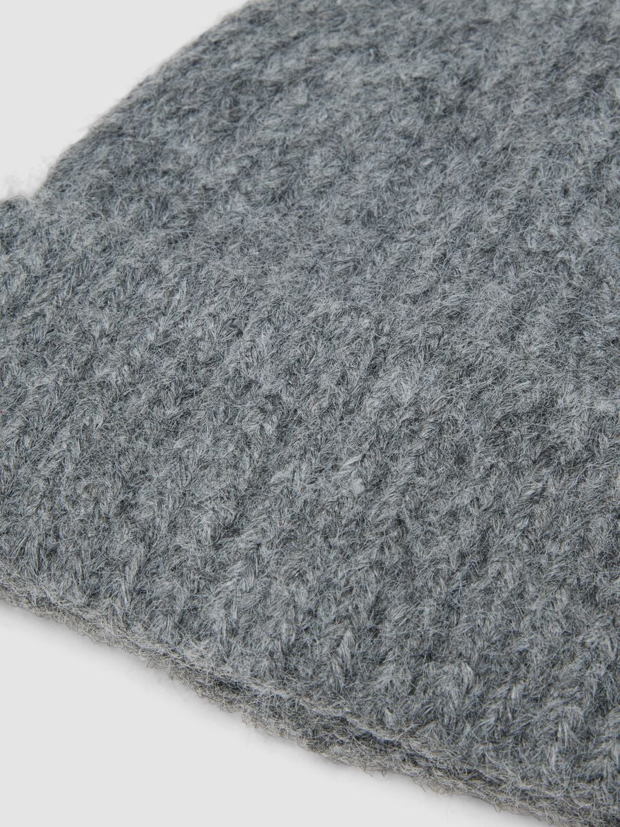 Cappello grigio in lana elasticizzata a coste_1