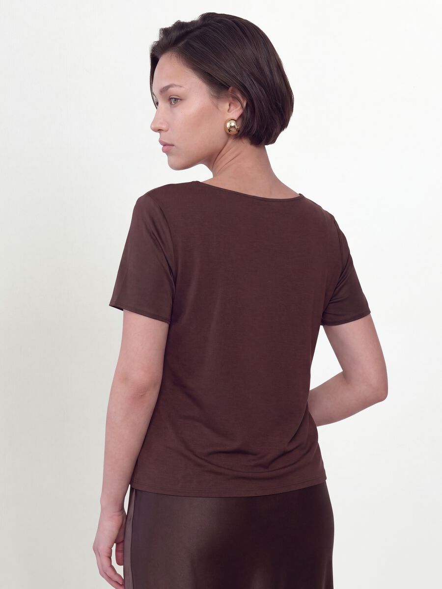 Blusa satinata marrone in tessuto elasticizzato con scollo a V regular fit_3
