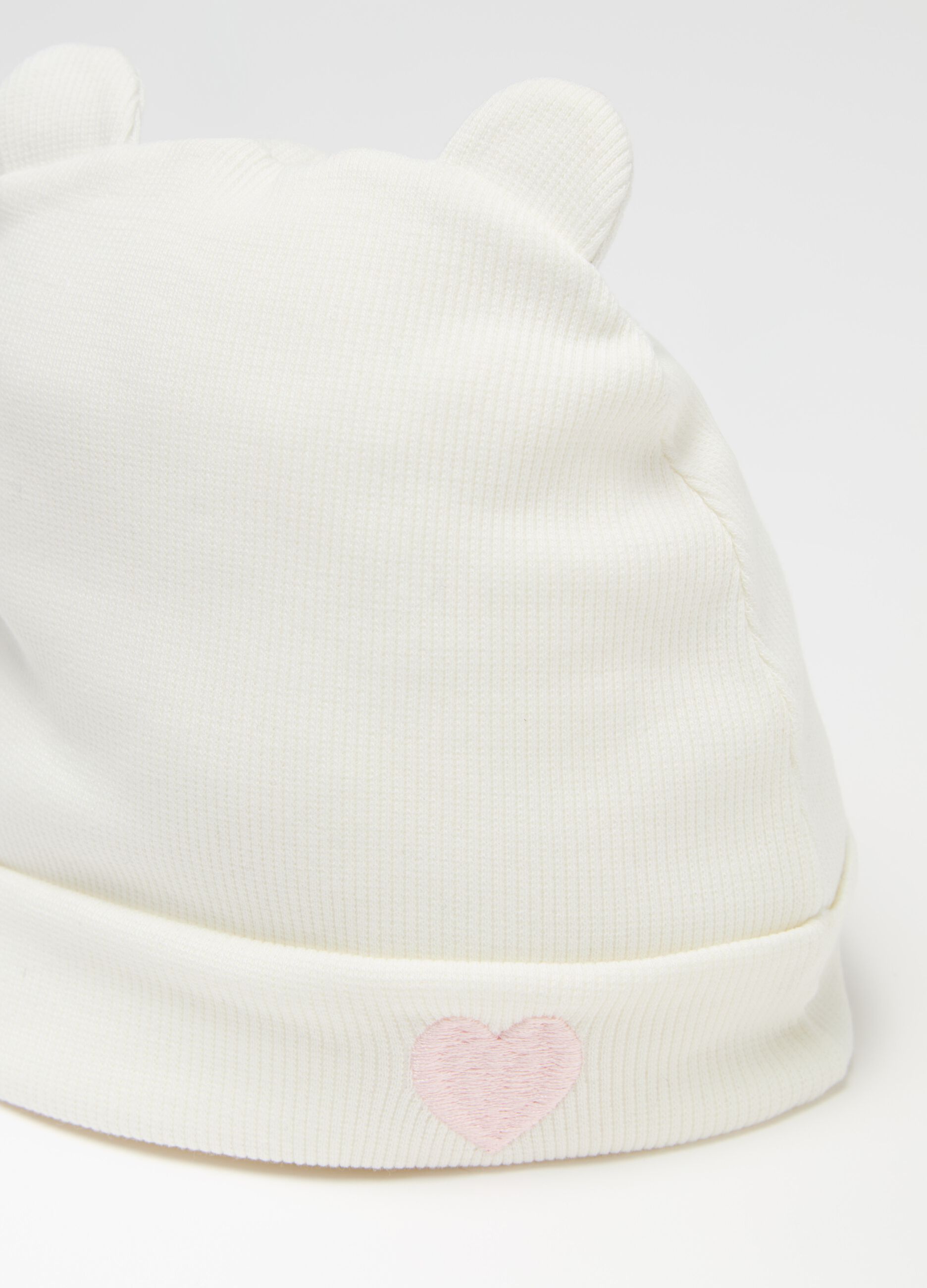 Berretto in maglia con orecchie e ricamo cuore