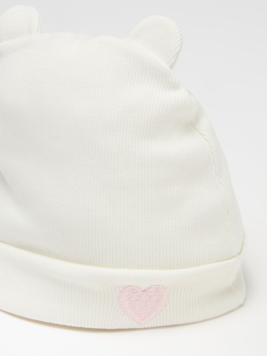 Berretto in maglia con orecchie e ricamo cuore_2
