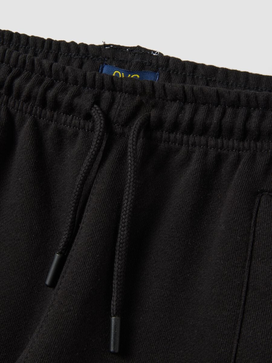 Pantaloni jogger neri in misto cotone con zip al fondo_2