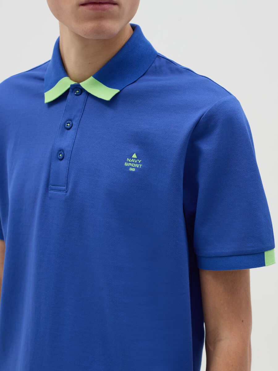 Polo shirt with contrasting detail and logo embroidery_3