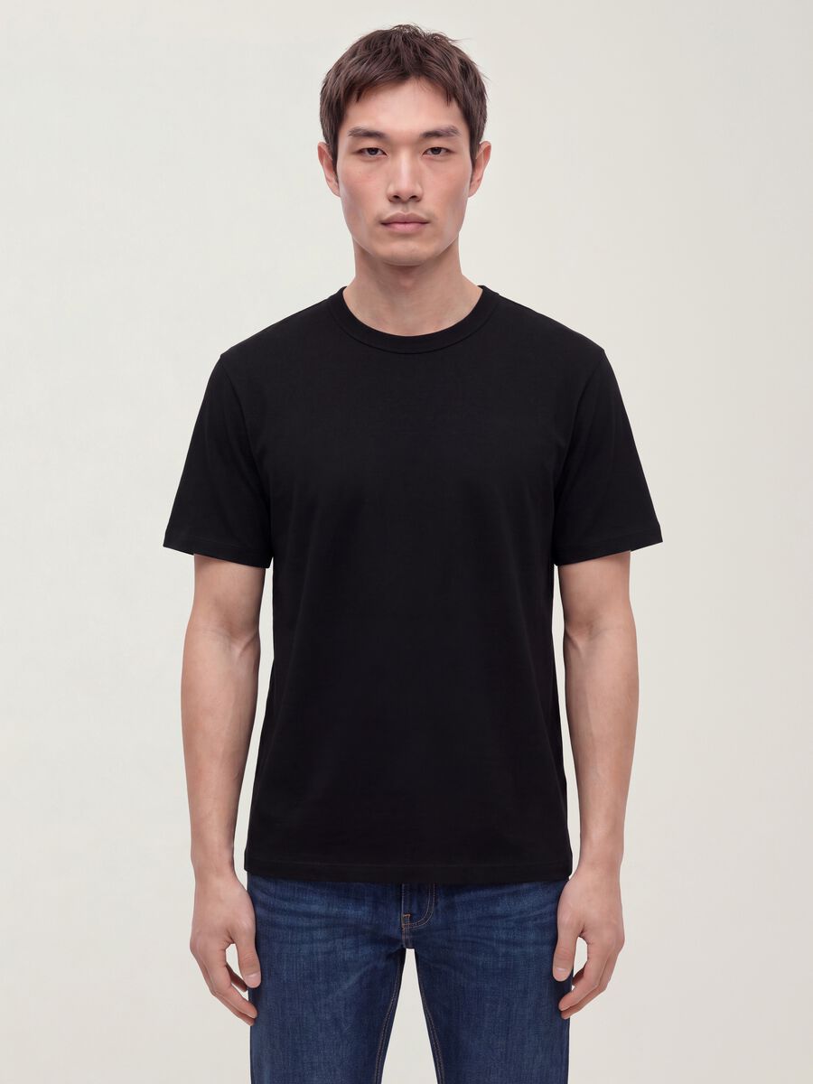 T-shirt nera in puro cotone a girocollo relaxed fit_0