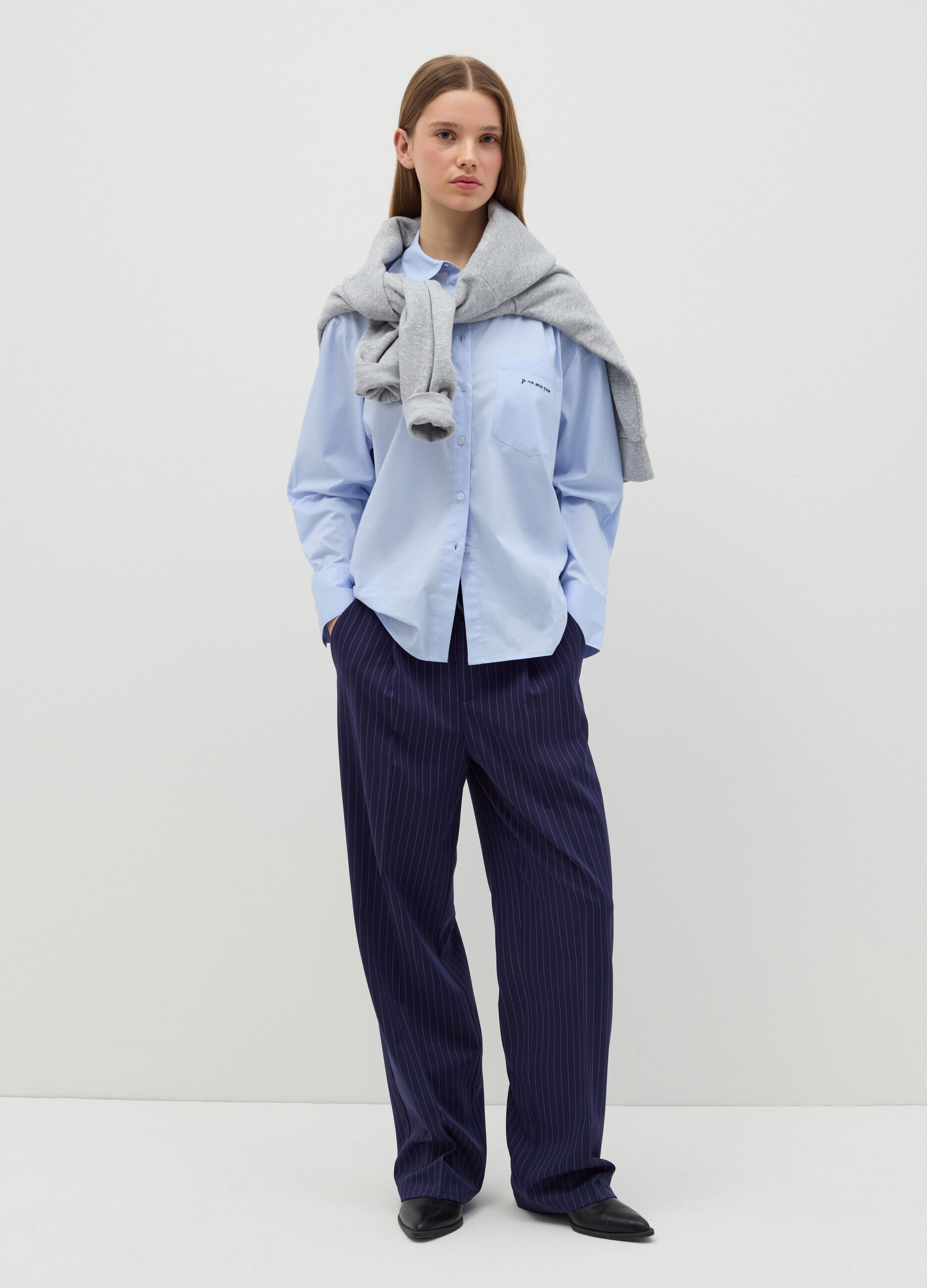 Camicia relaxed fit con tasca a ricamo