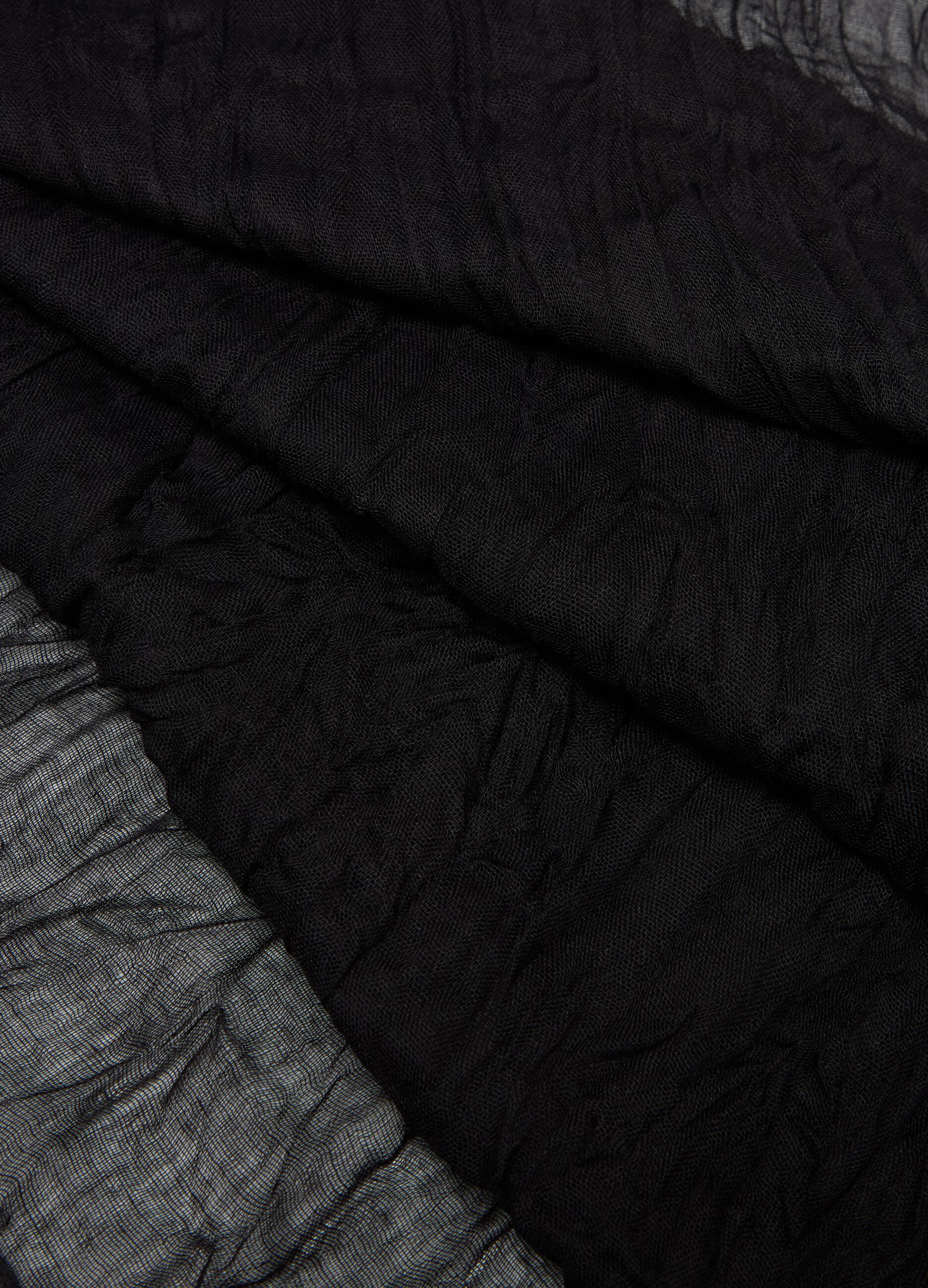 Solid colour crinkle-effect scarf