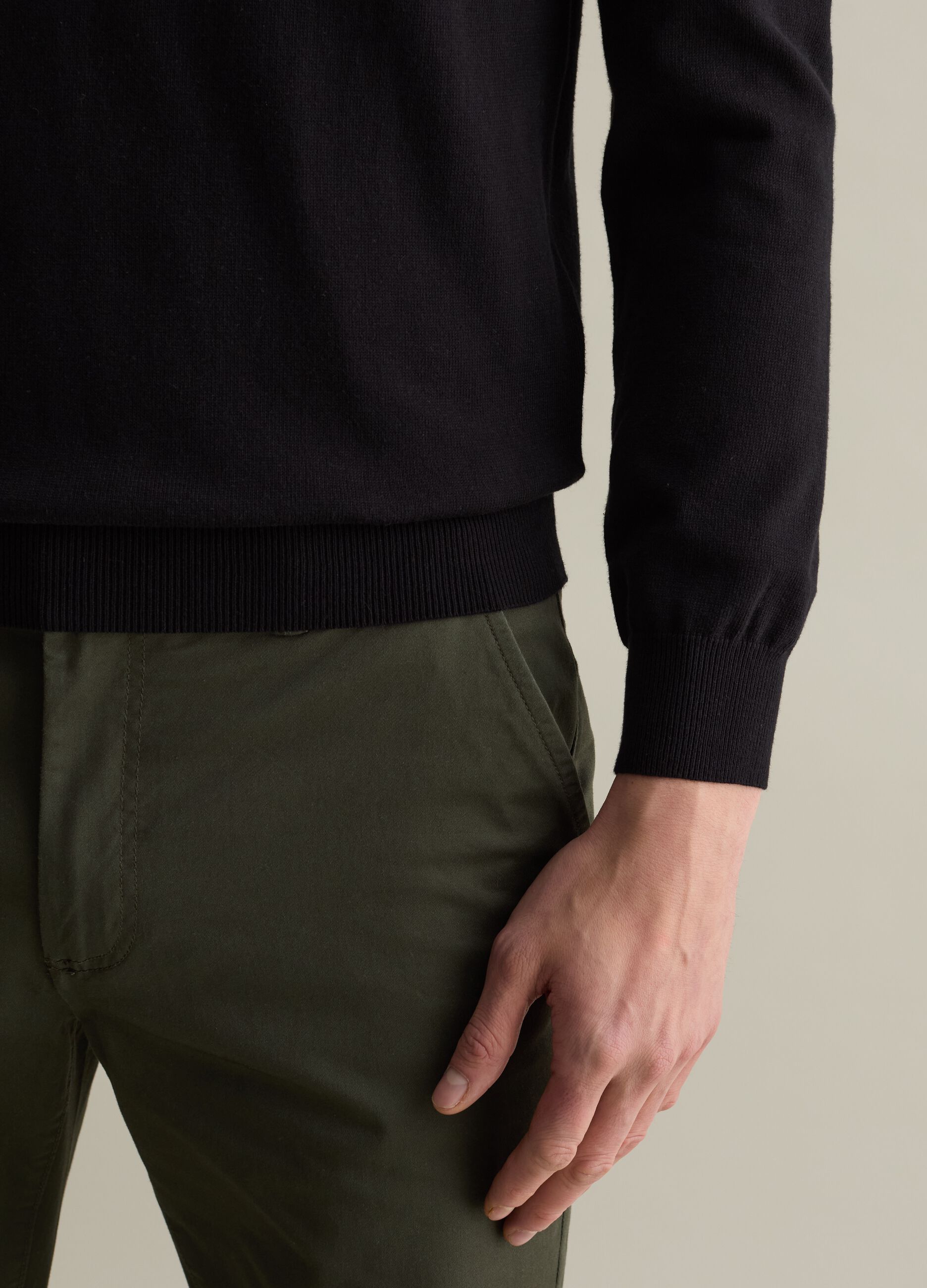 Solid colour pullover with round neck