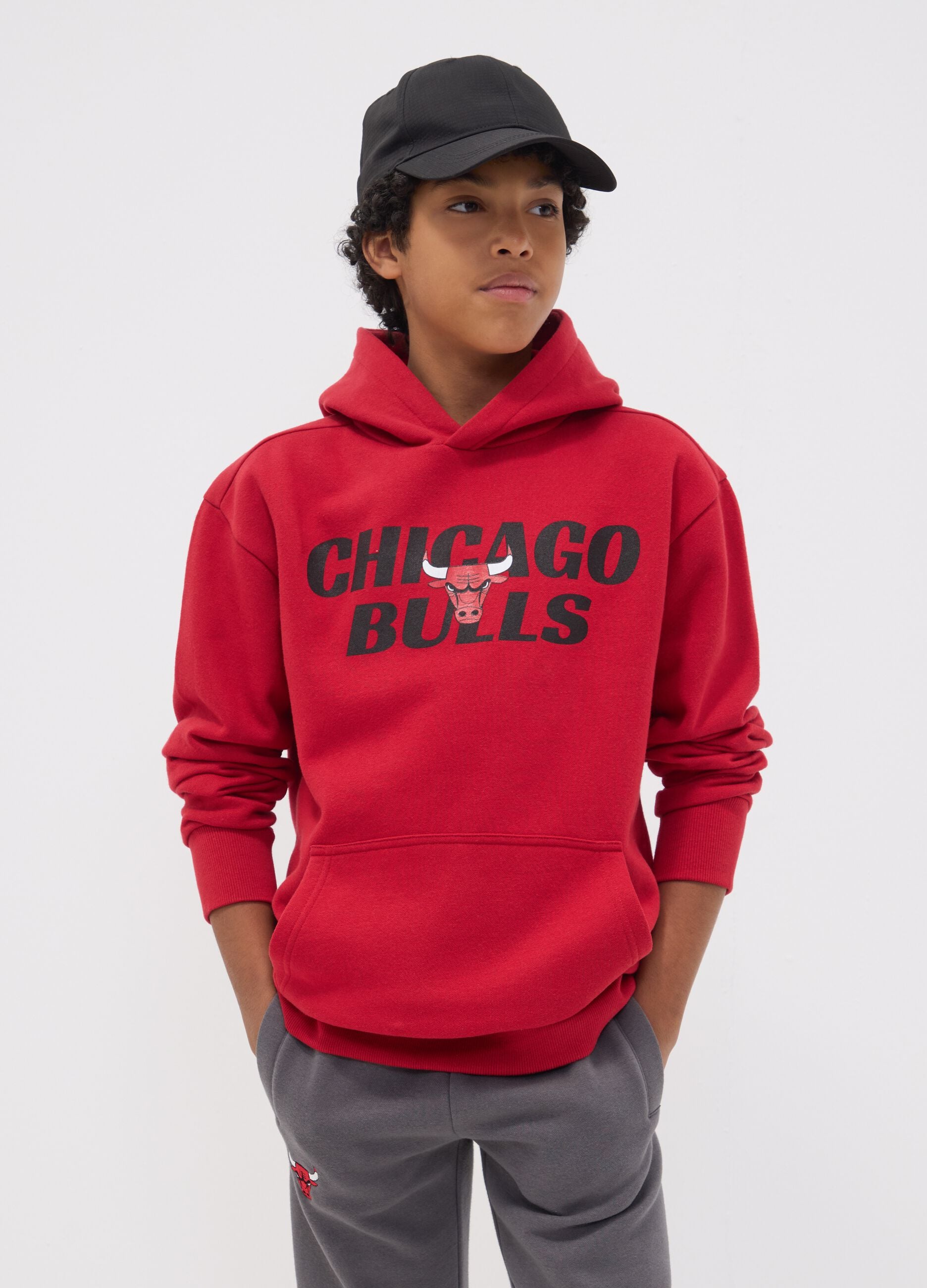 Red cotton-blend hoodie with Chicago Bulls logo for boys