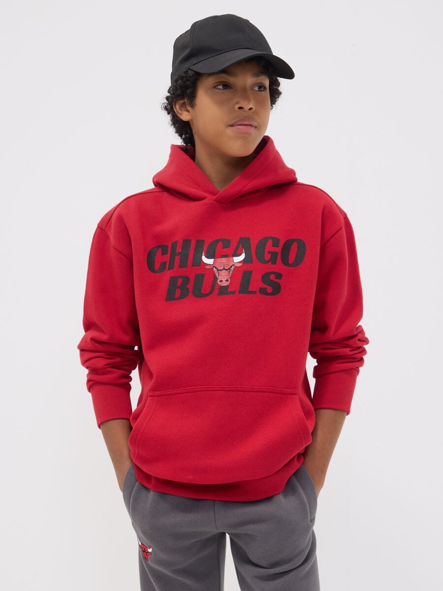 Felpa rossa con cappuccio in misto cotone e logo Chicago Bulls per ragazzo_1