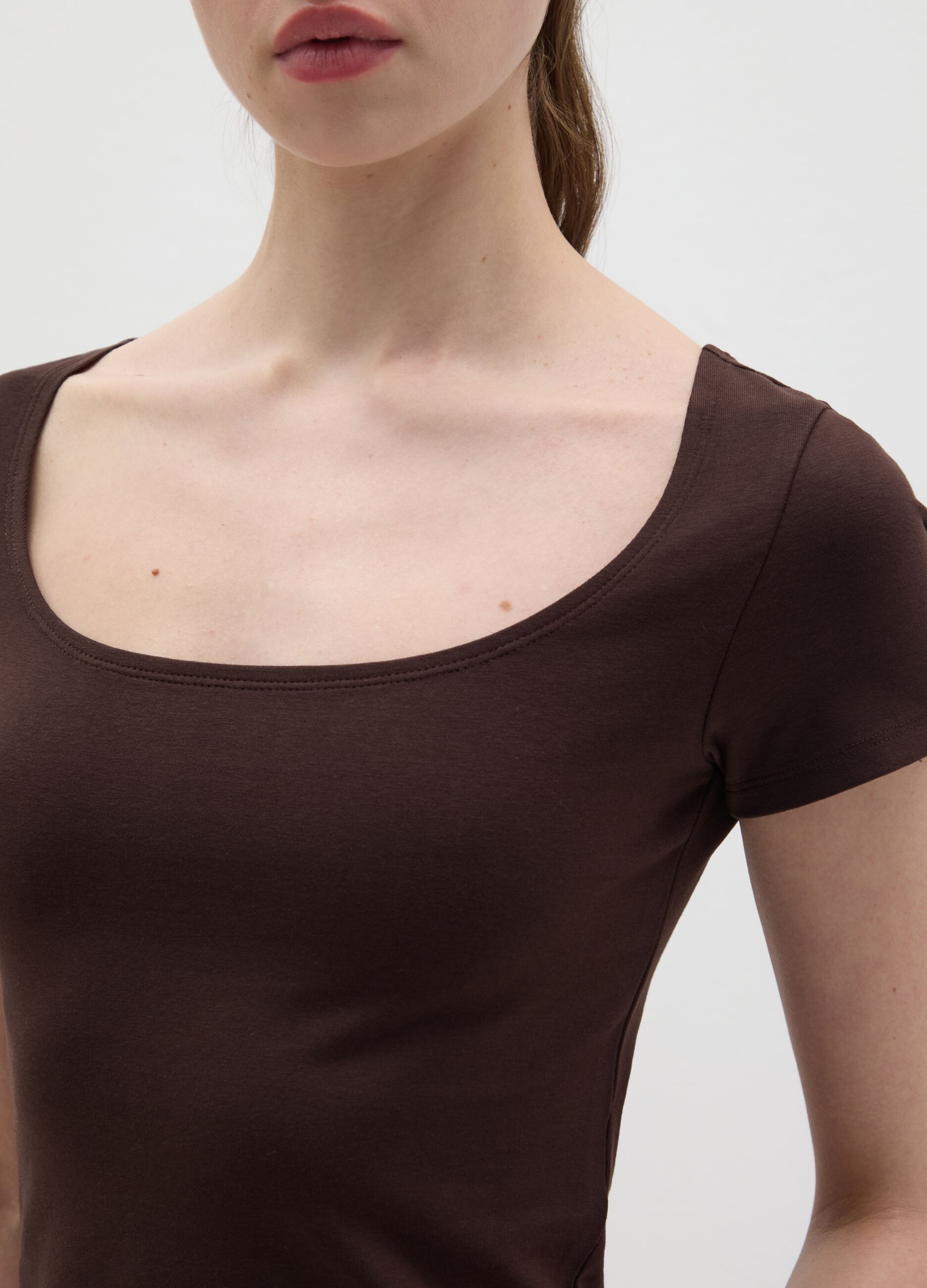 T-shirt da donna in cotone elasticizzato marrone slim fit