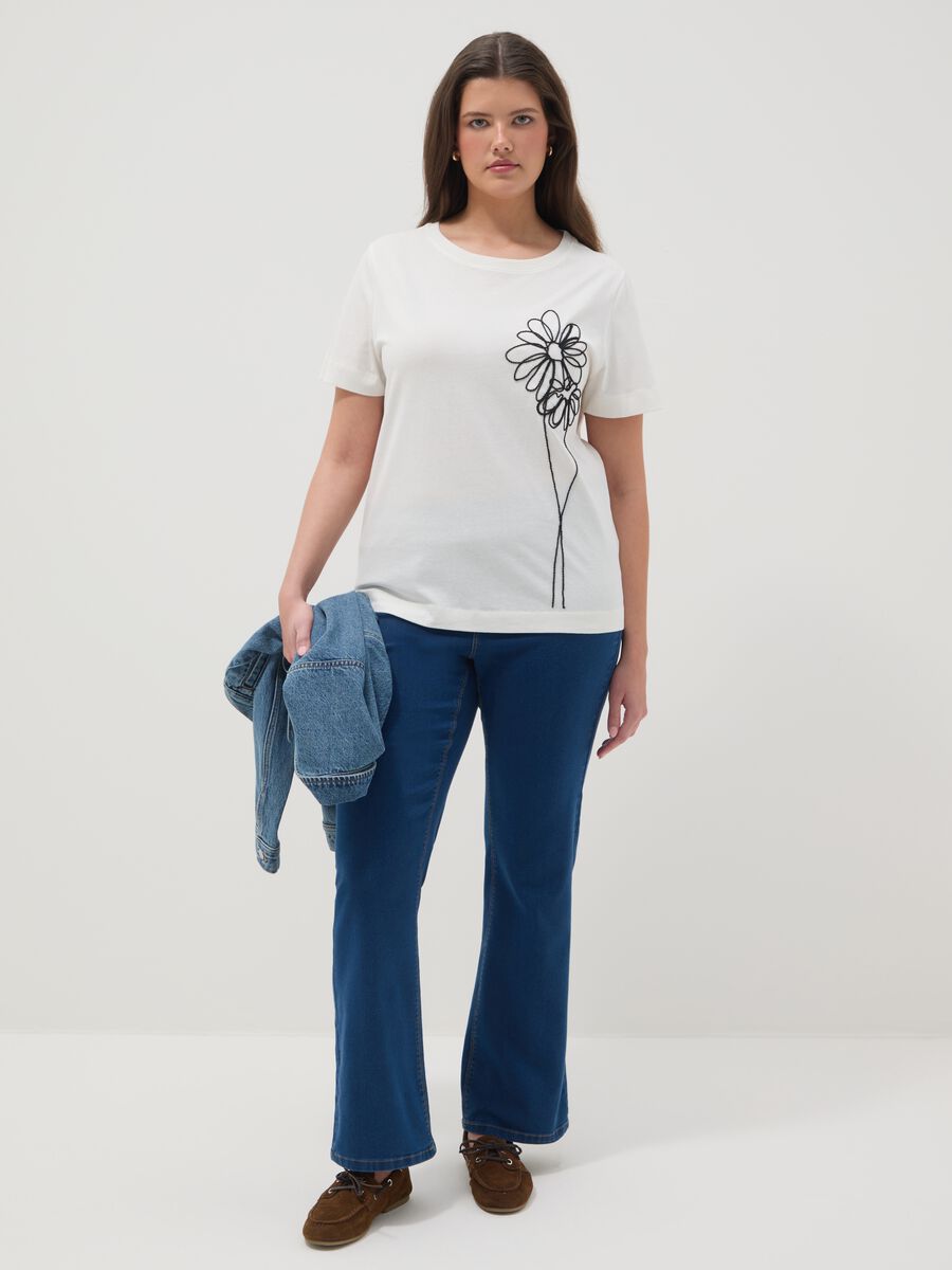 White pure cotton regular fit T-shirt with floral embroidery_2