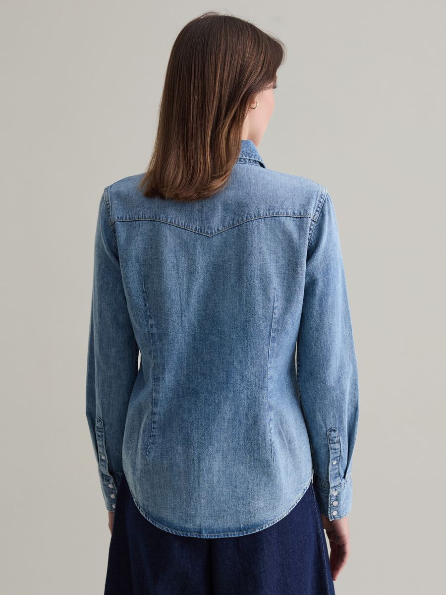 Camicia western in denim con bottoni perlati_2