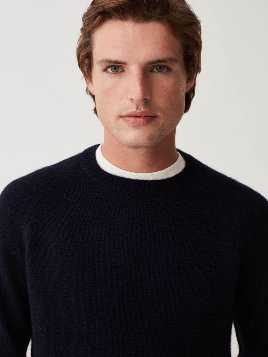 Pullover girocollo con maniche raglan_3