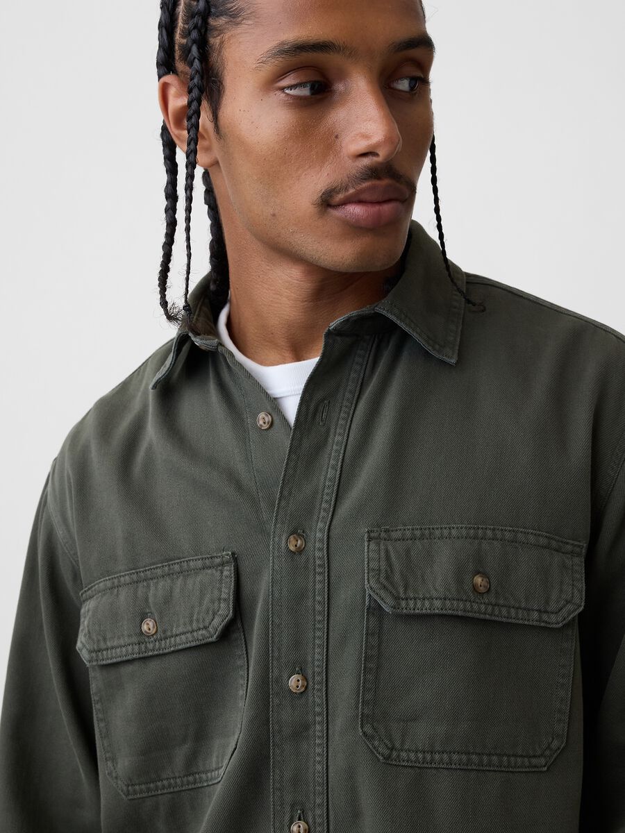 Camicia verde in misto cotone e lyocell con tasche_1