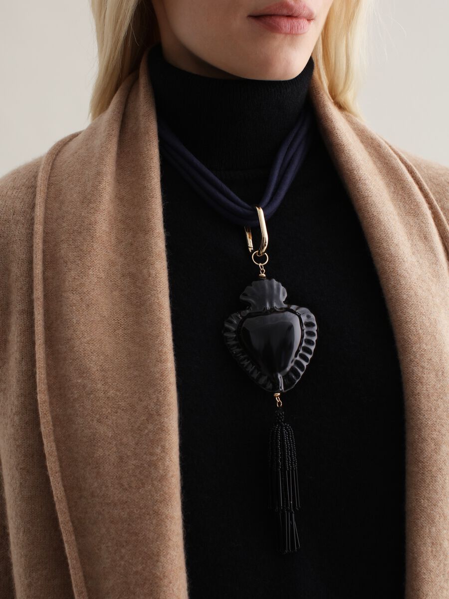 Necklace with sacred heart pendant_3