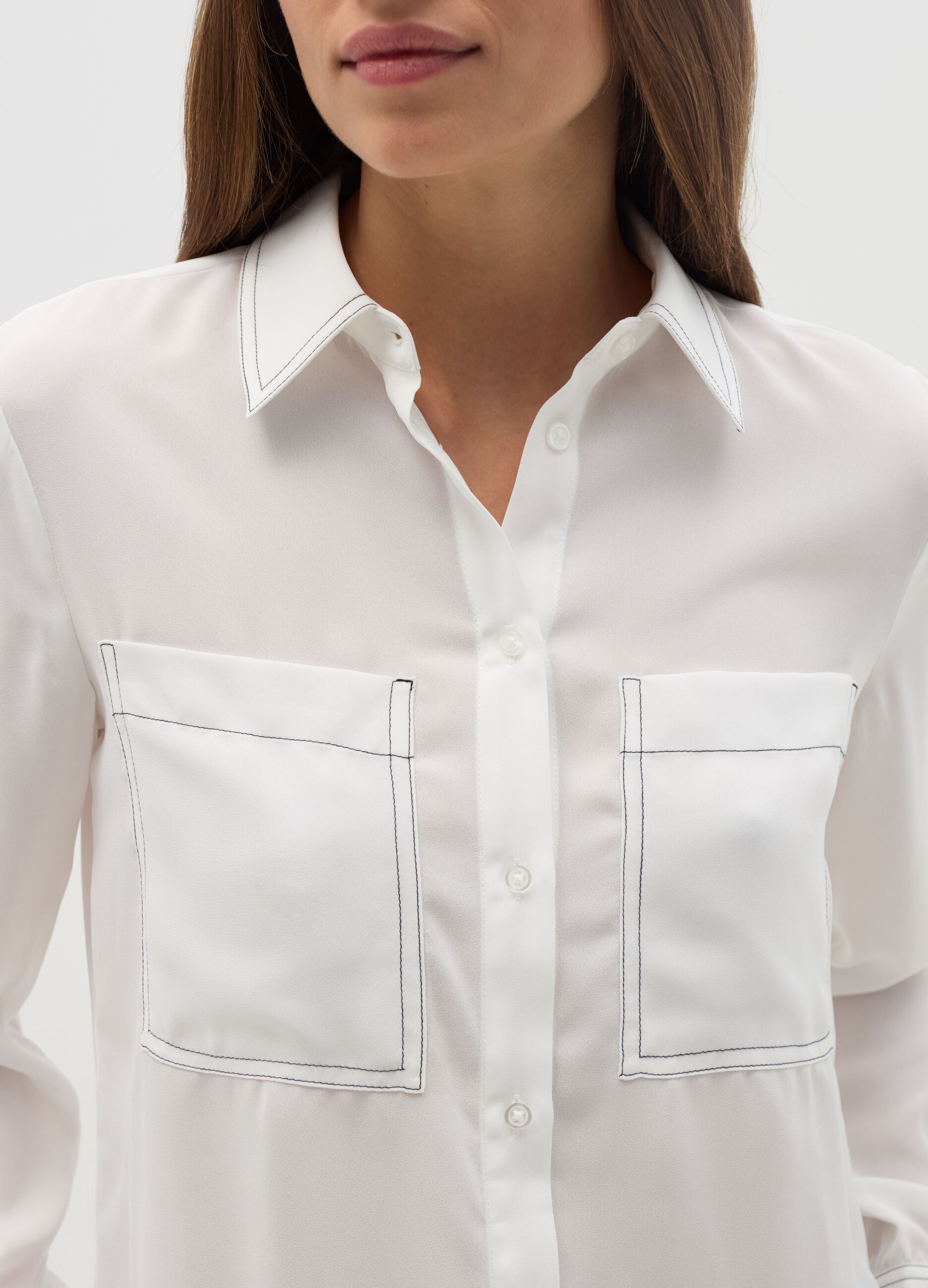 Camicia con cuciture a contrasto