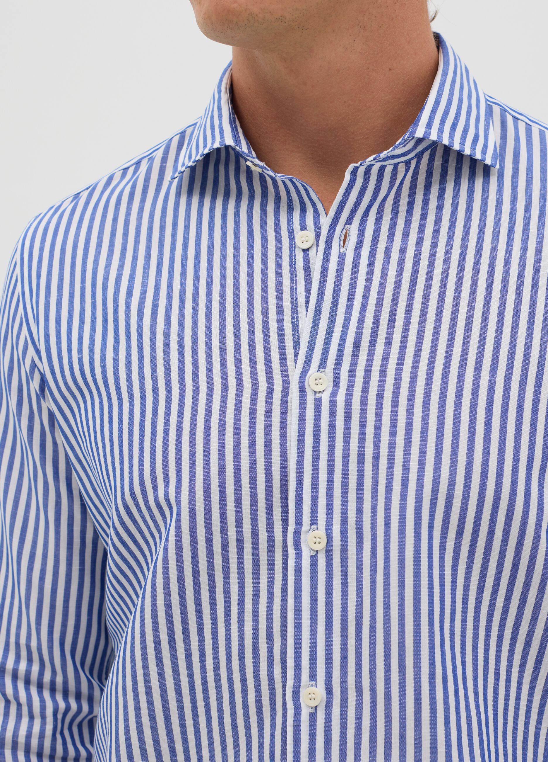 Camicia slim fit a righe bianche e blu